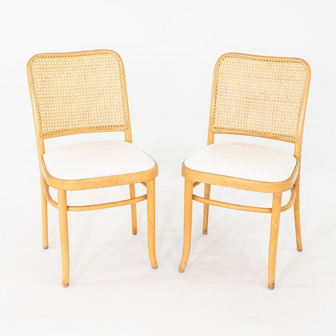 Si tratta di una coppia di sedie da pranzo 811 con struttura a canne, disegnate inizialmente da Josef Frank per Michael Thonet nel 1920. Questa coppia di sedie risale agli anni '1950. Le sedie hanno lo schienale a canne di Vienna pressate e i sedili