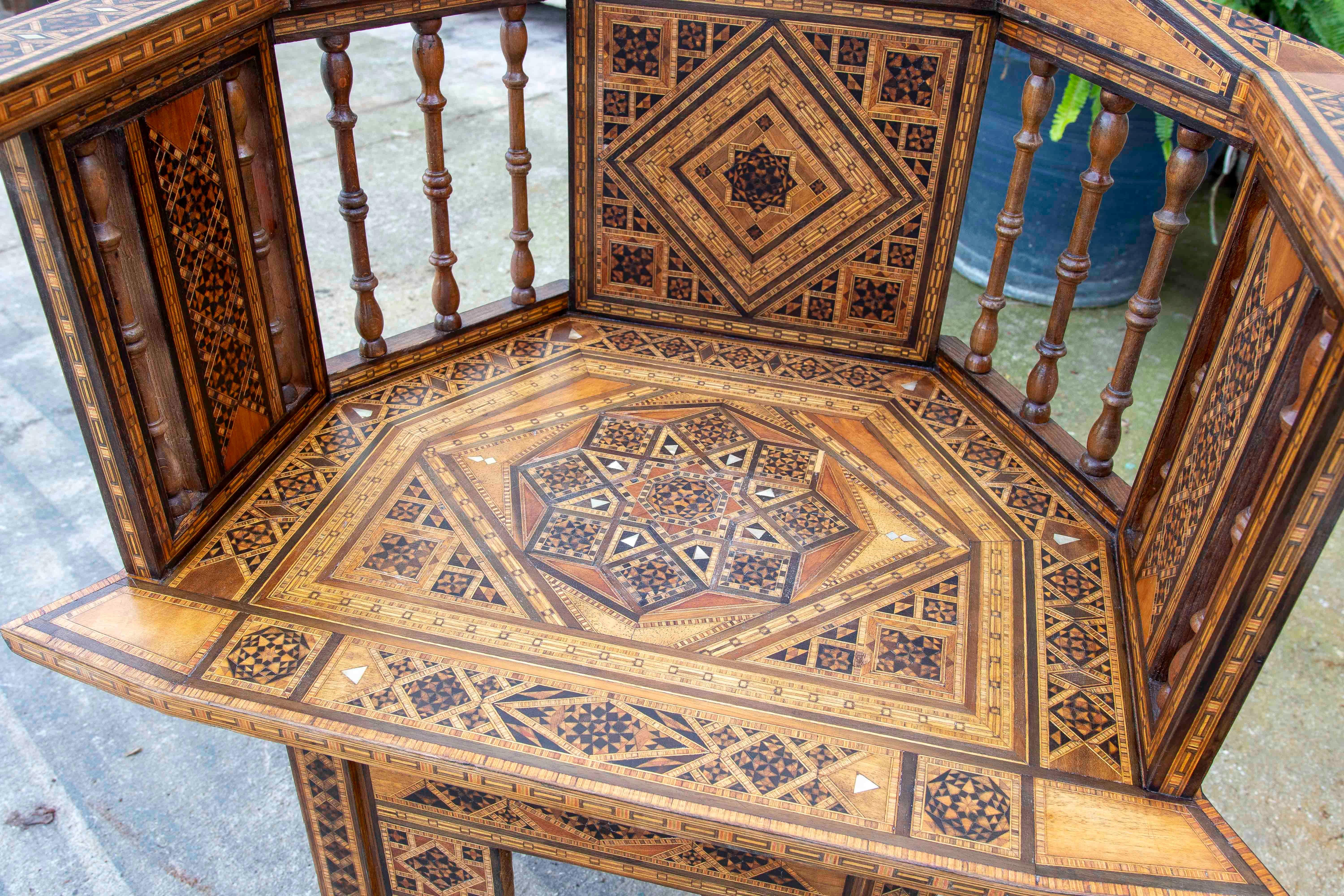 Legno Coppia di sedie degli anni '50 con braccioli intagliati e intarsi artigianali in vendita