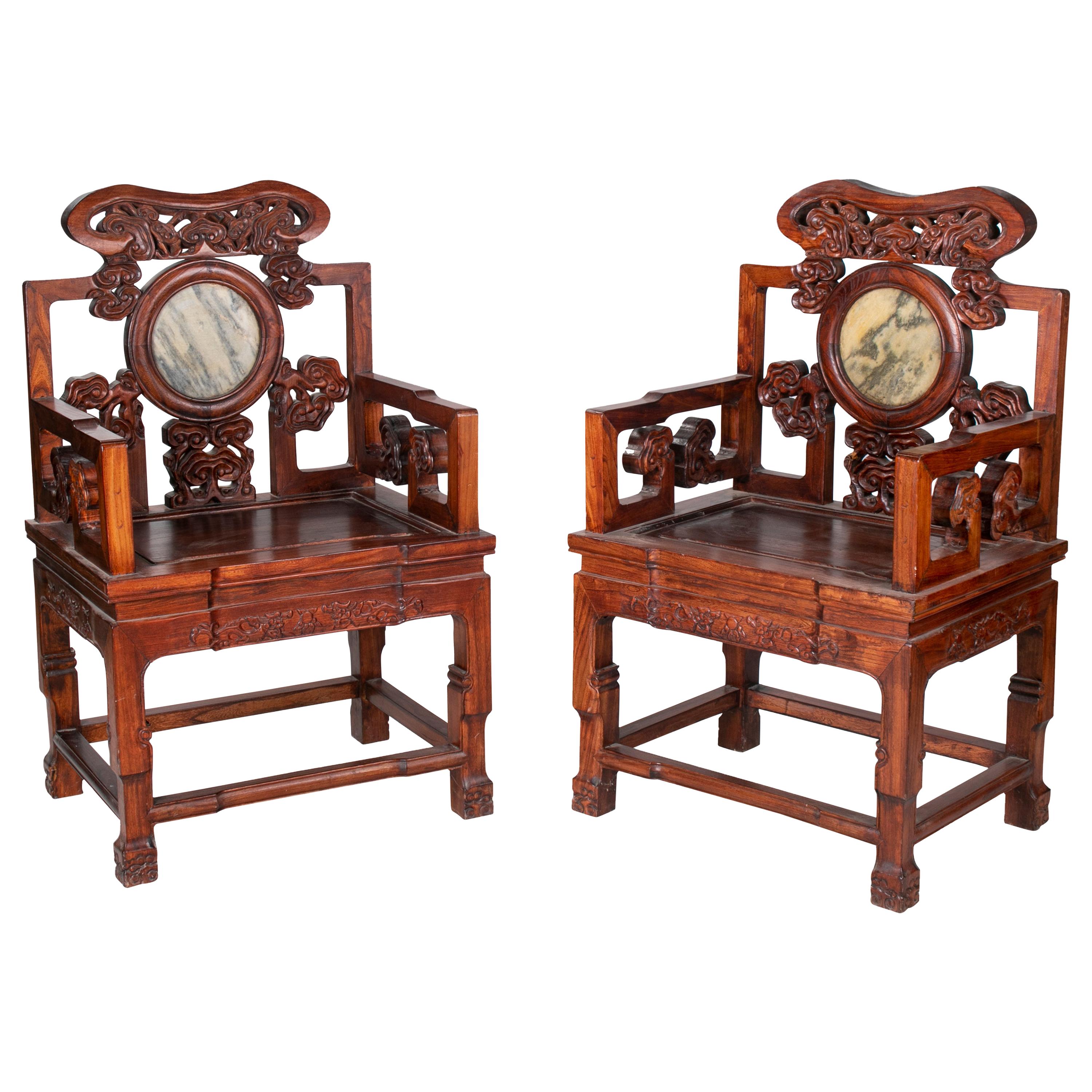 Paire de chaises chinoises des années 1950 avec pierre ronde insérée dans le dossier