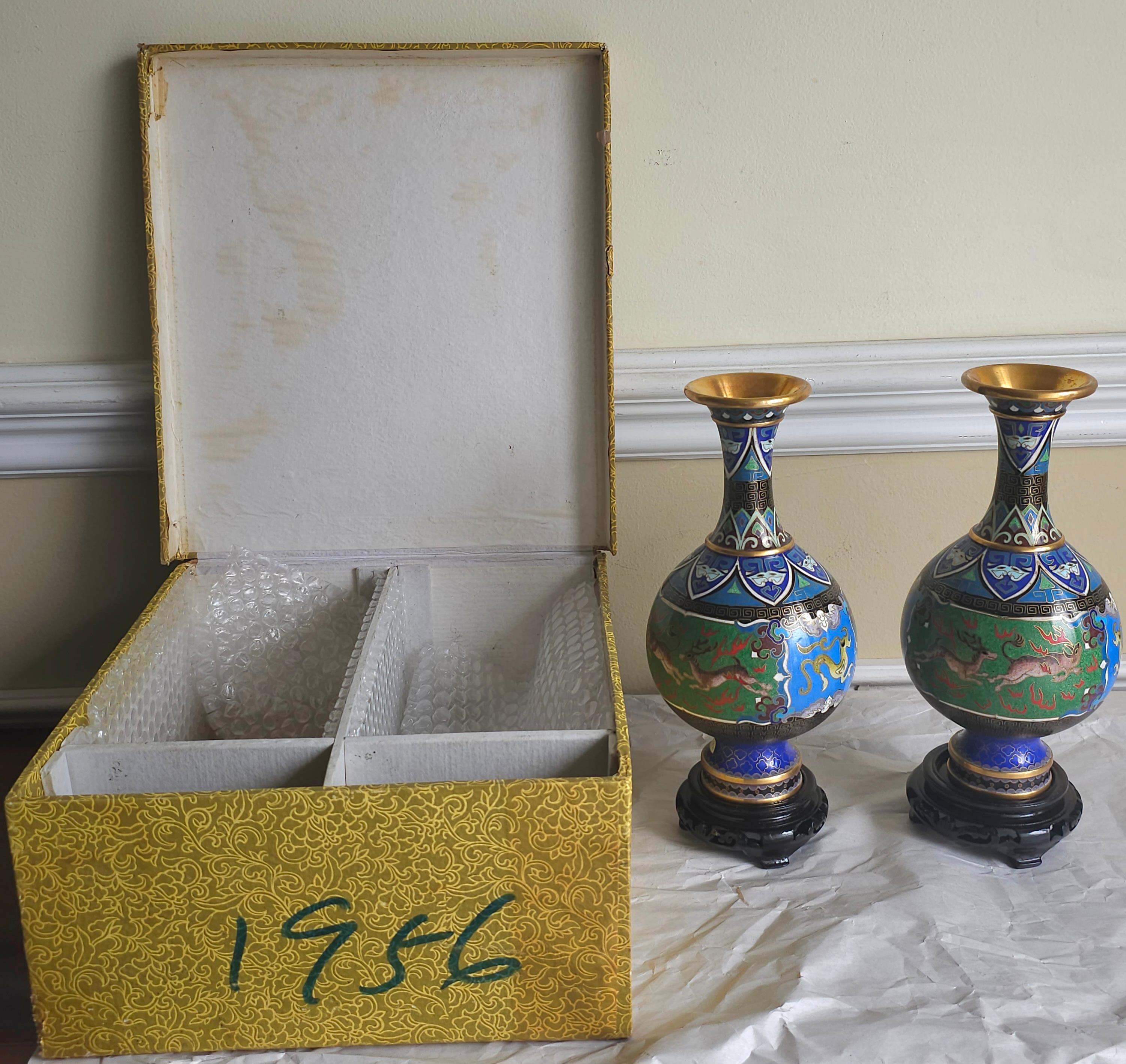 Laiton Paire de vases en émail cloisonné fabriqués à la main en Chine, sur des stands en bois dur sculpté, datant des années 1950 en vente