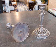 Coppia di candelieri classici in argento del 1950 con steli scanalati