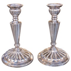 Coppia di candelieri classici in argento del 1950 con steli scanalati