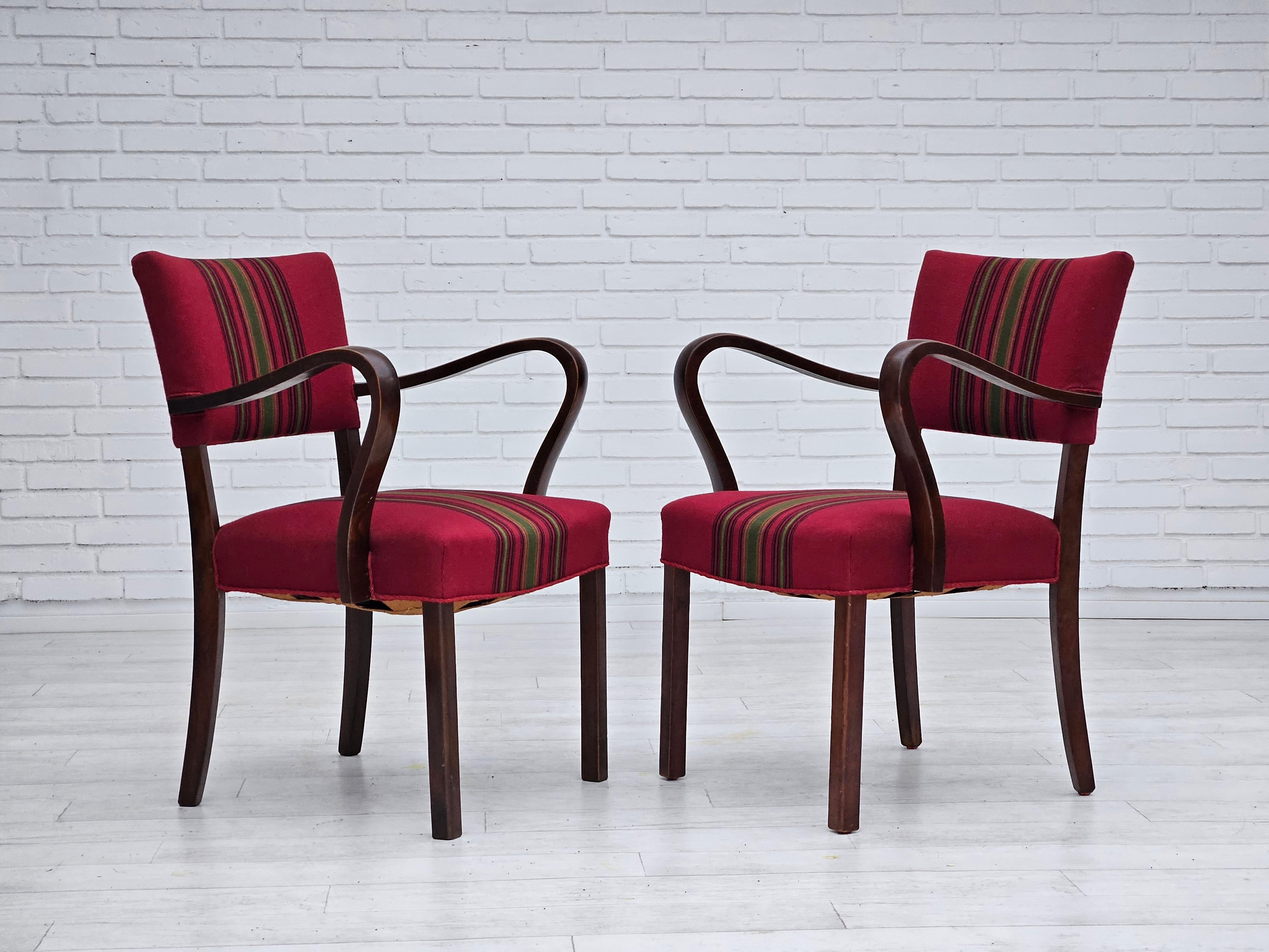 Années 1950, paire de fauteuils danois. Très bon état d'origine : pas d'odeurs ni de taches. Bois de frêne, tissu de laine d'ameublement, ressorts en laiton dans l'assise. Fabriqué par un fabricant de meubles danois dans les années 1955.