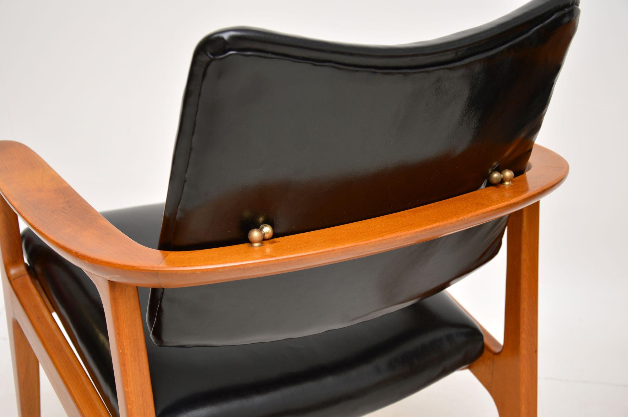 Paire de fauteuils danois en cuir des années 1950 par Sigvard Bernadotte en vente 3