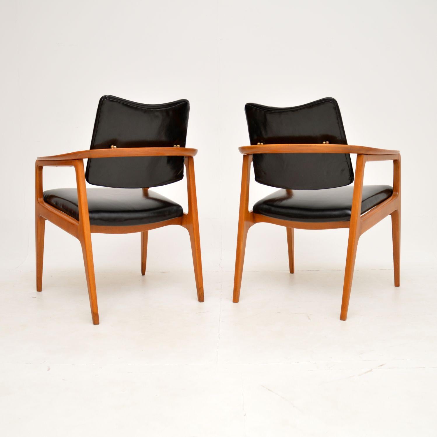 Danois Paire de fauteuils danois en cuir des années 1950 par Sigvard Bernadotte en vente