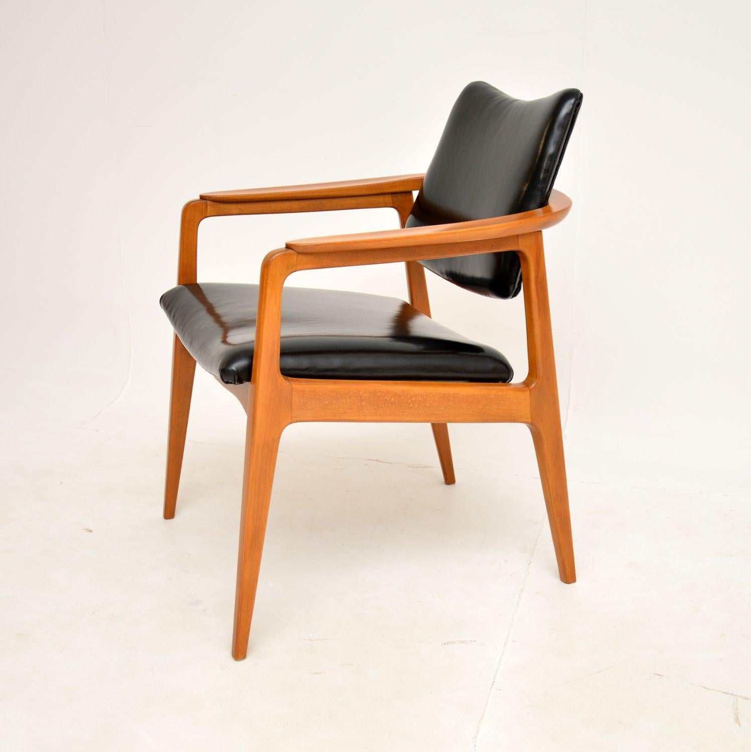 Cuir Paire de fauteuils danois en cuir des années 1950 par Sigvard Bernadotte en vente