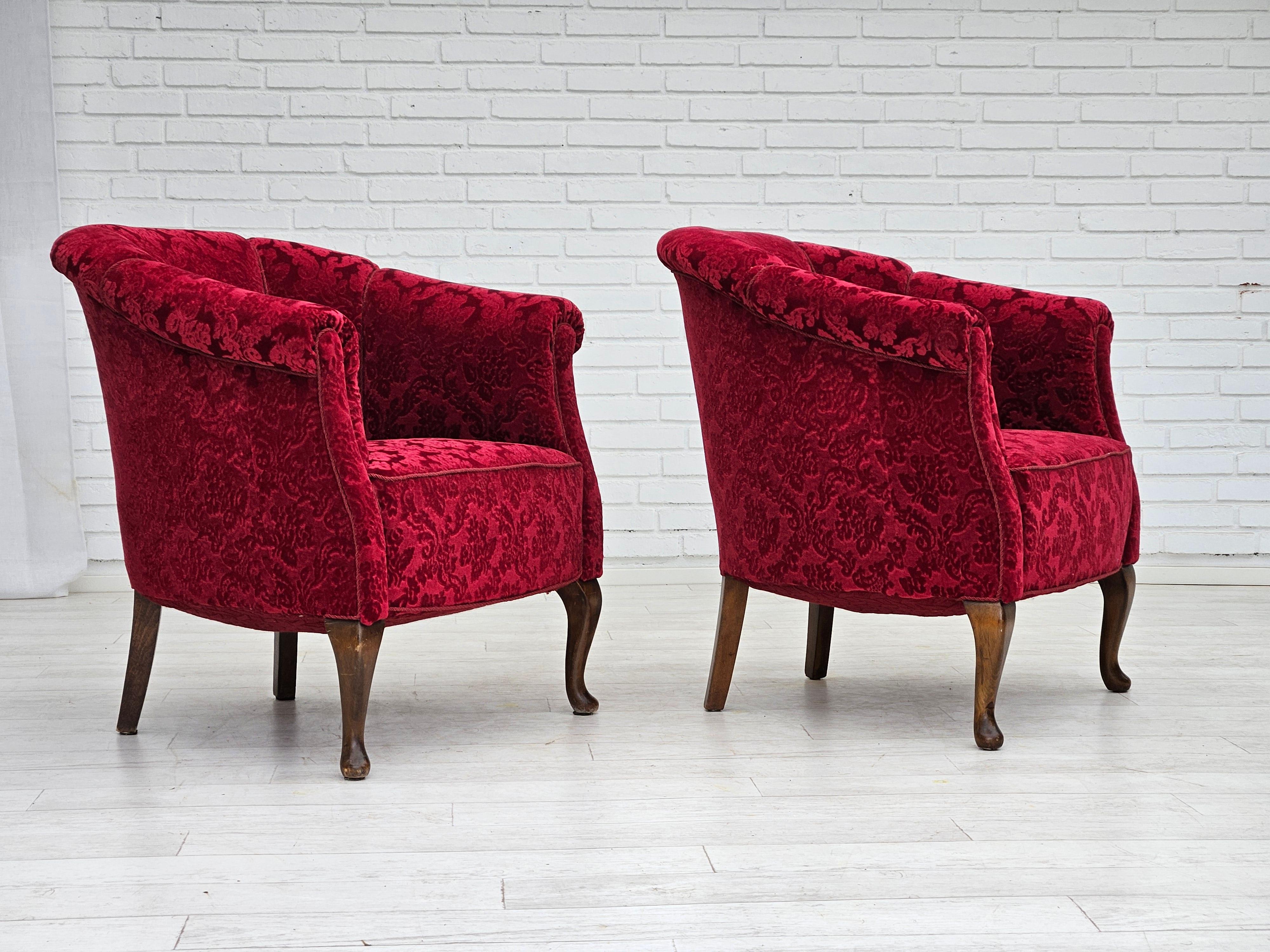 1950s, pair of Danish lounge chairs, red cotton/wool fabric. In Good Condition For Sale In Tarm, 82