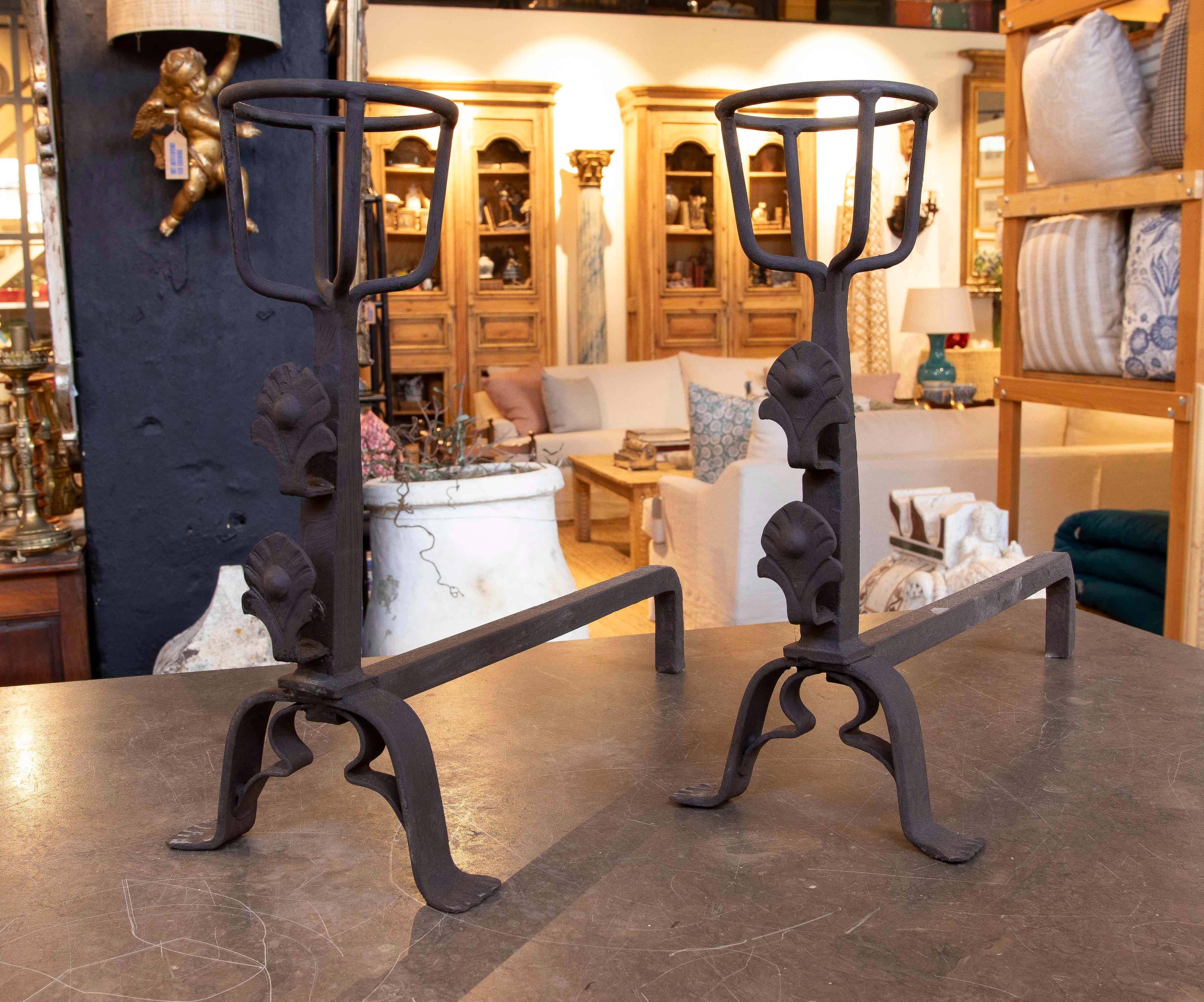 1950er Jahre Paar dekorative schmiedeeiserne Andirons für Kamin im Zustand „Gut“ im Angebot in Marbella, ES