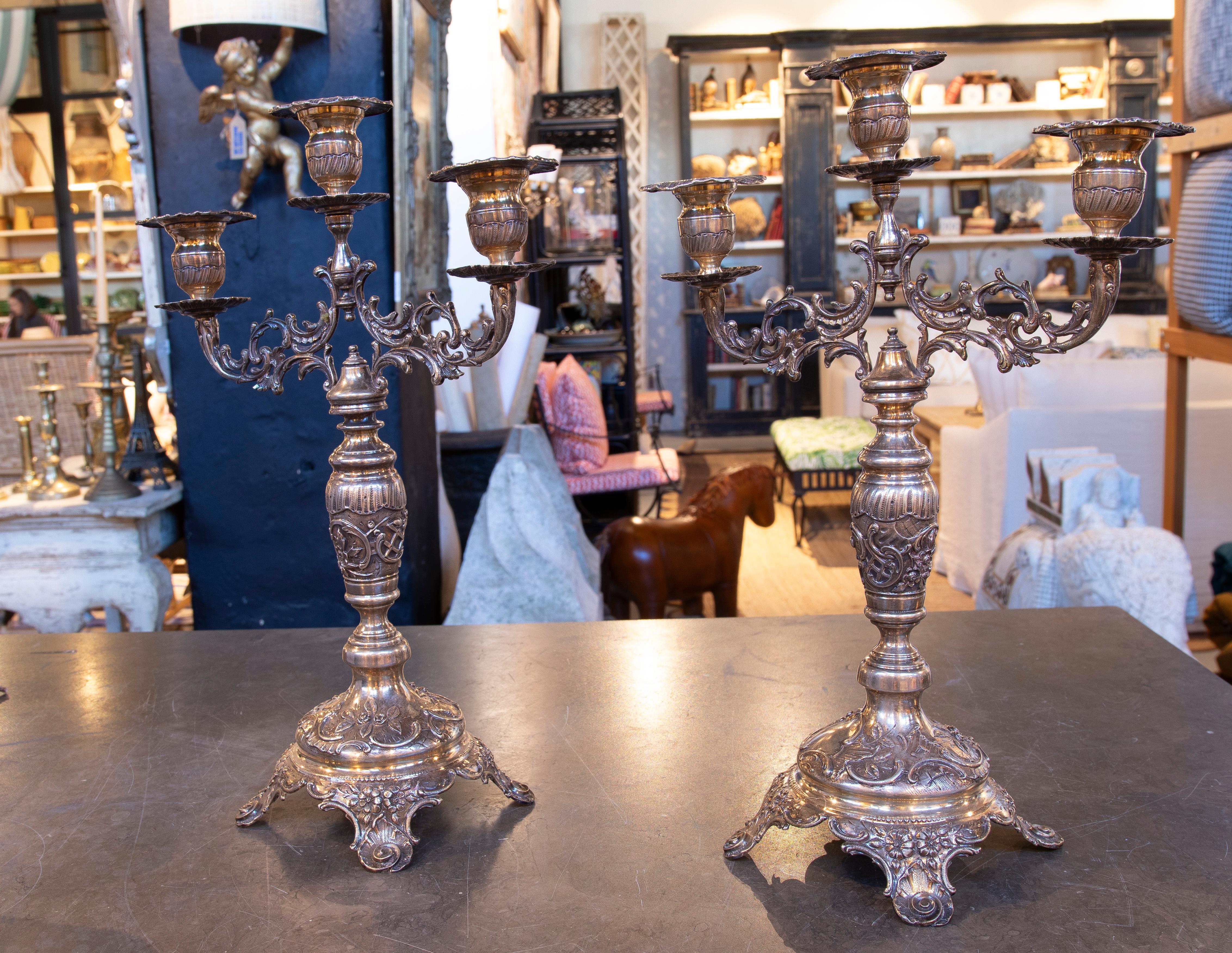 Spagnolo Coppia di eleganti candelieri antichi in argento degli anni '50 in vendita