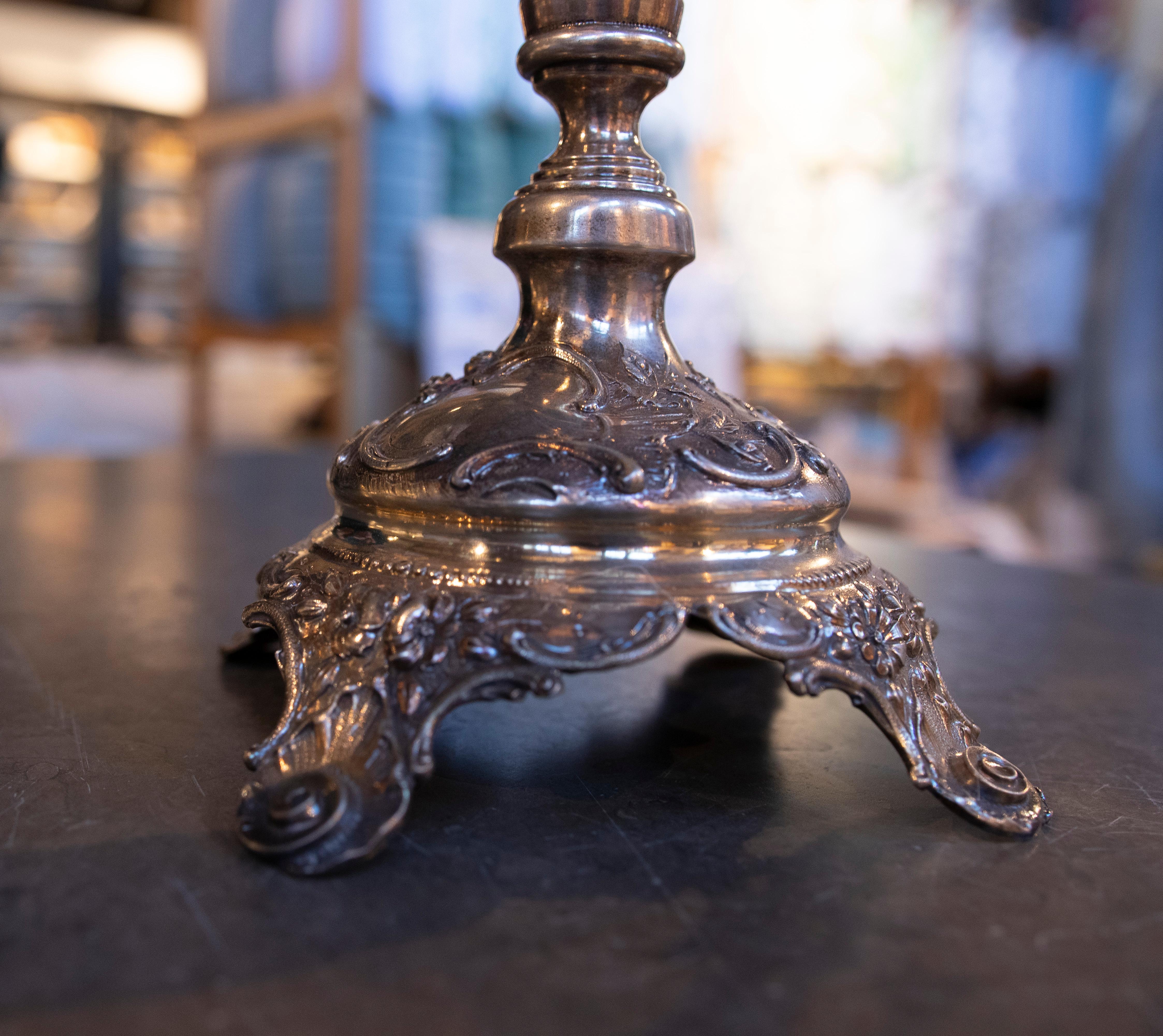 Coppia di eleganti candelieri antichi in argento degli anni '50 In condizioni buone in vendita a Marbella, ES