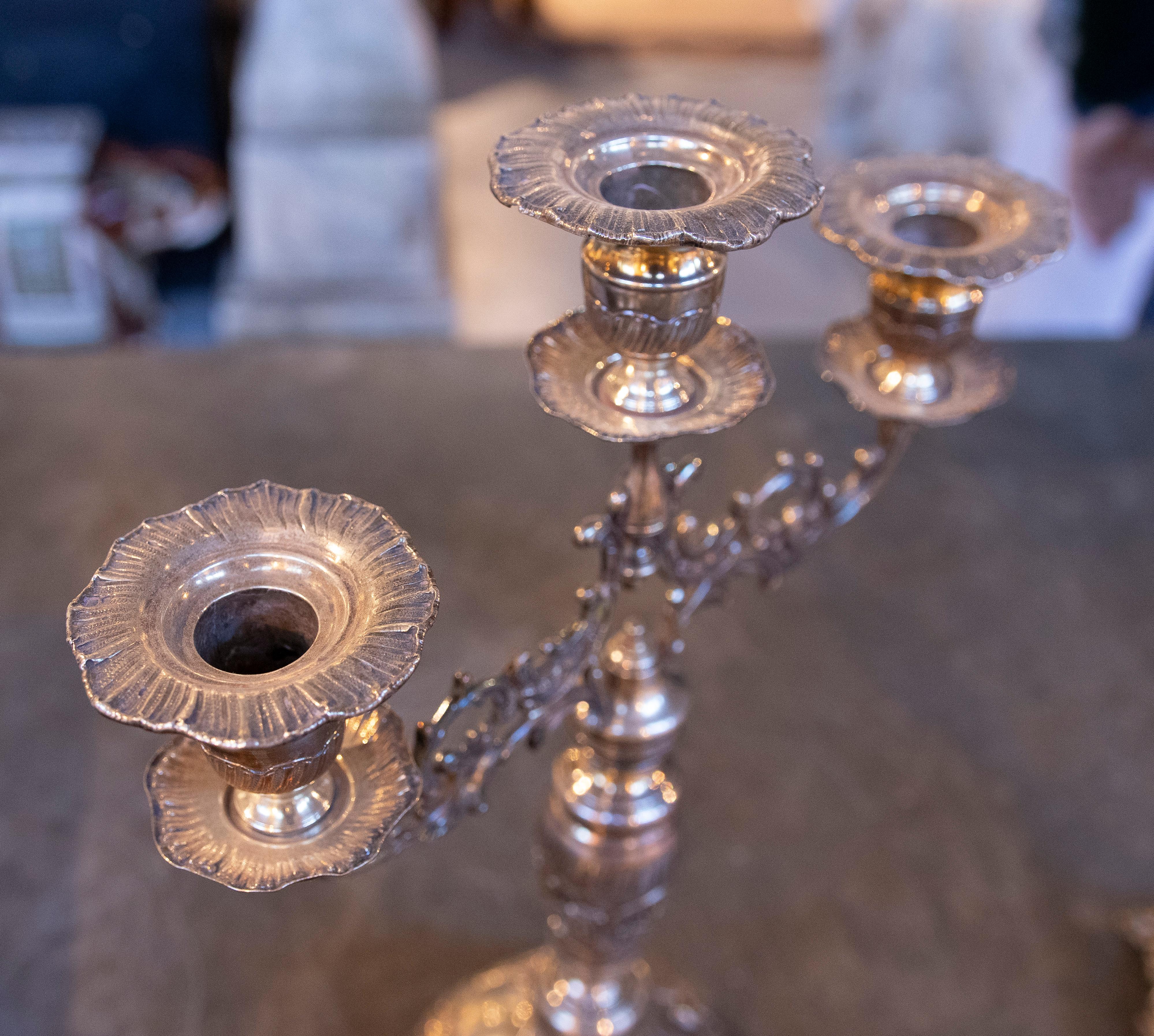 XX secolo Coppia di eleganti candelieri antichi in argento degli anni '50 in vendita