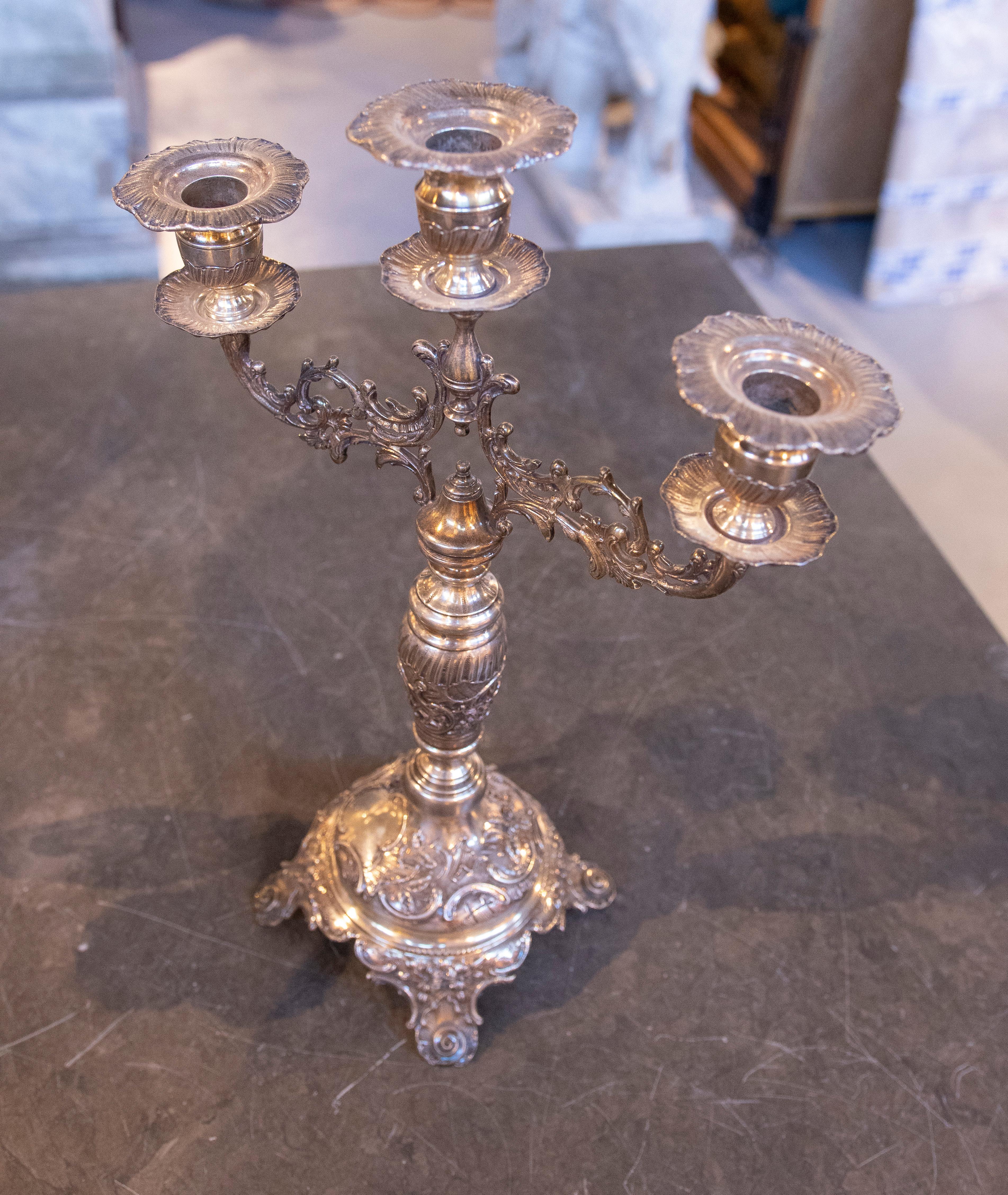Coppia di eleganti candelieri antichi in argento degli anni '50 in vendita 1