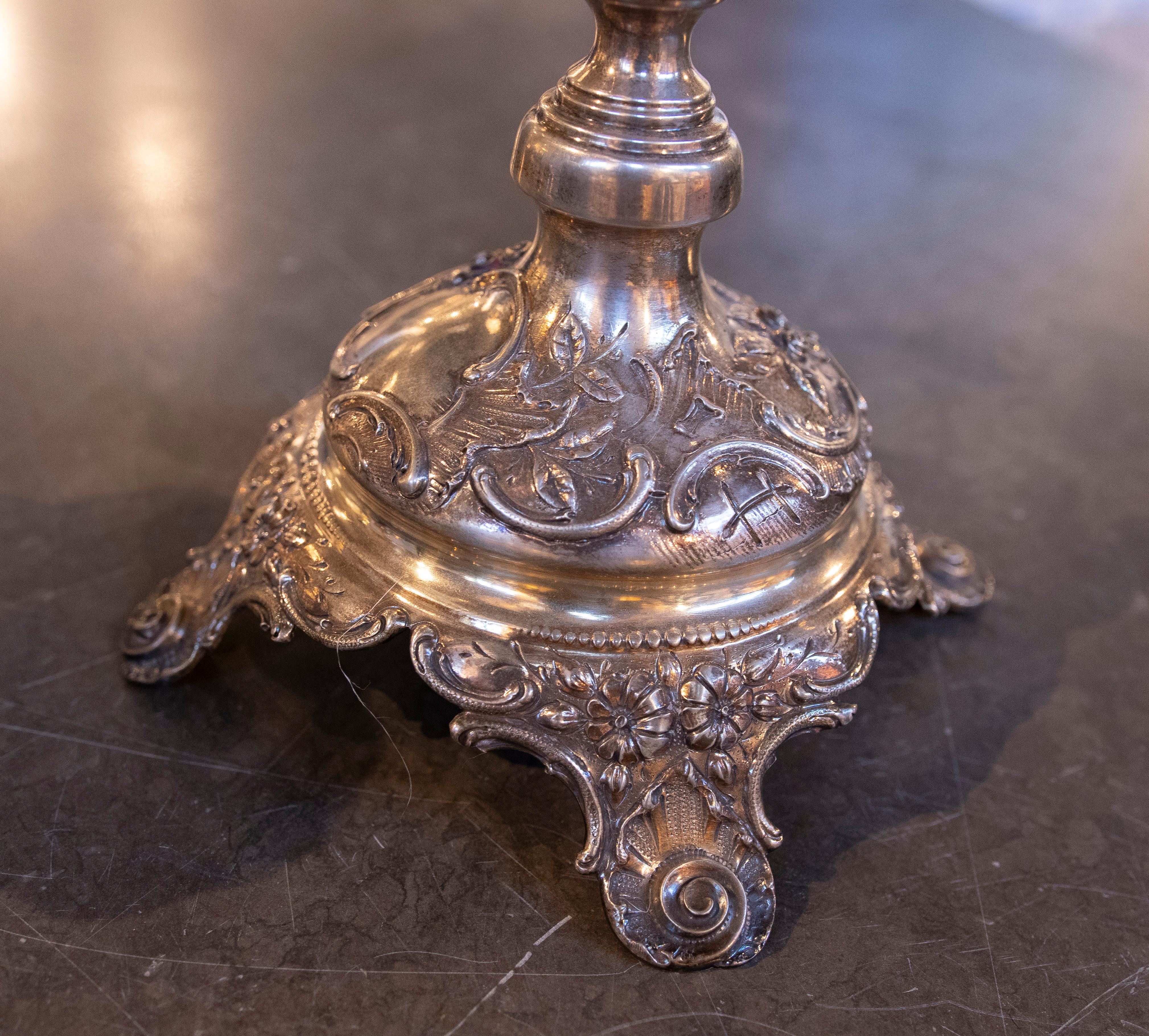 Coppia di eleganti candelieri antichi in argento degli anni '50 in vendita 2