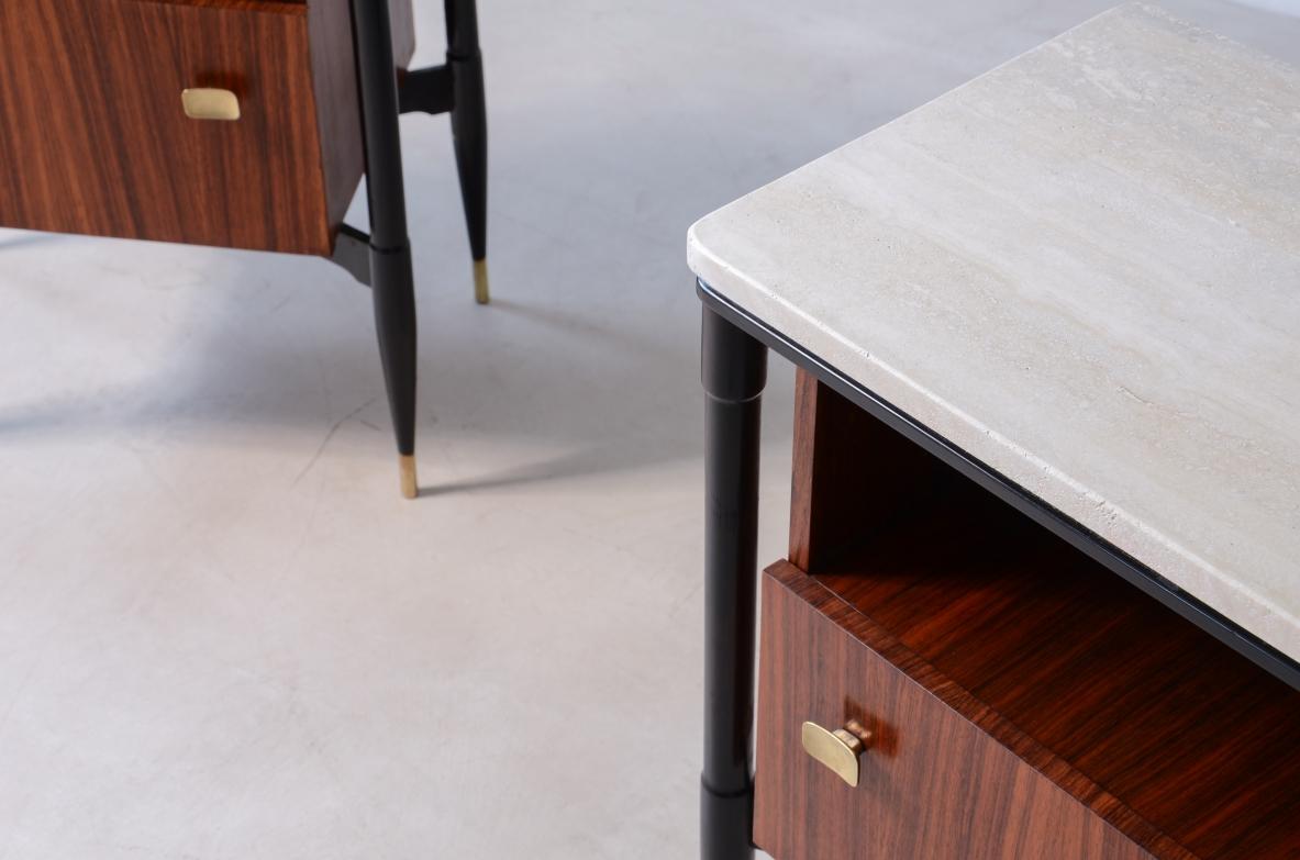 1950's pair of elegant walnut nightstands with four turned legs Excellent état - En vente à Milano, IT
