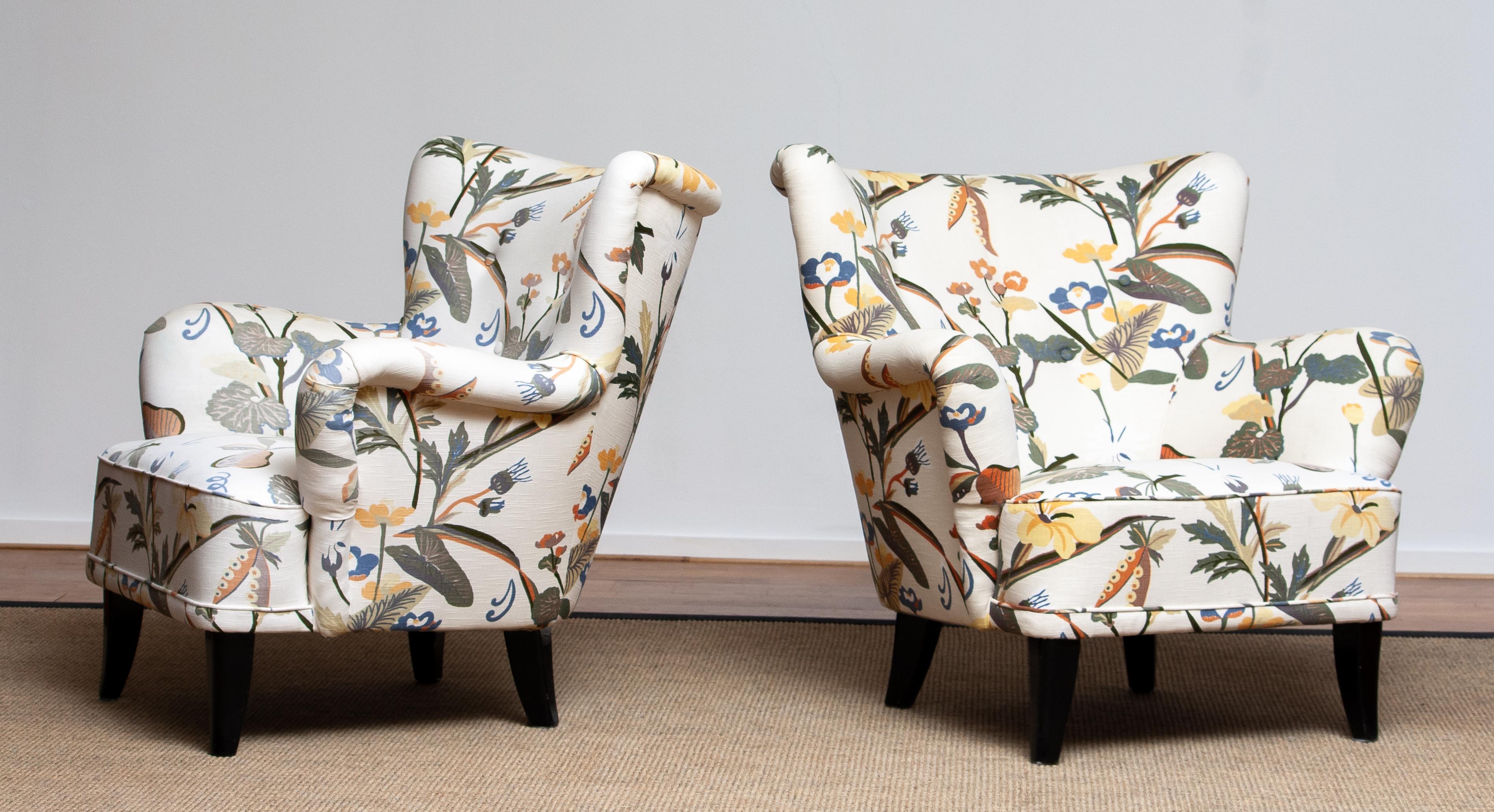 Set of two beautiful 1940s-1950s lounge / club chairs reupholstered, in a later period, with the typical floral print fabric designed by Josef Frank.
The chairs are designed by Ilmari Lappalainen for Asko in Finland
The overall condition is good.