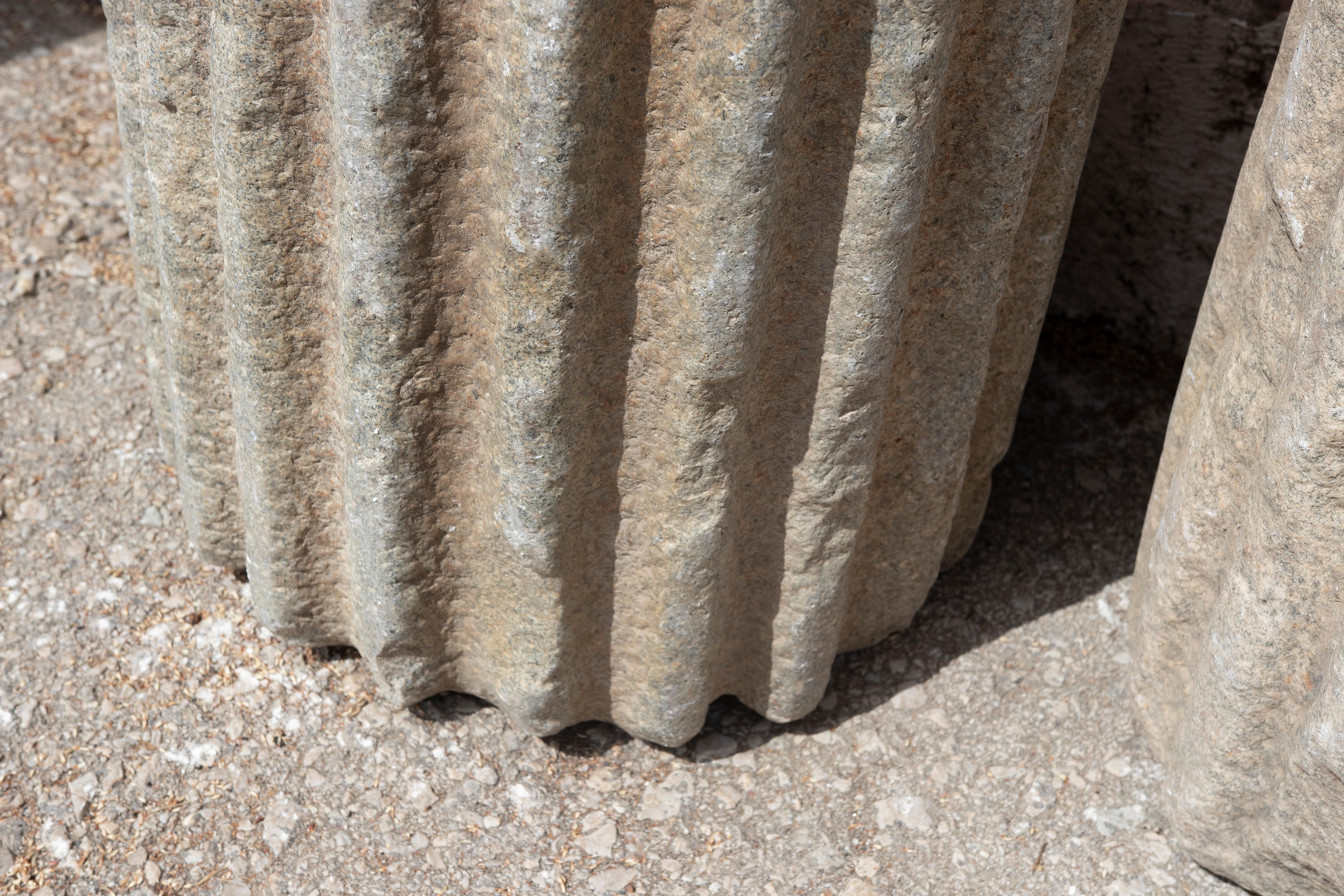 Pareja de fustes de columna estriados de piedra natural de los años 50 para decoración o soporte en venta 3