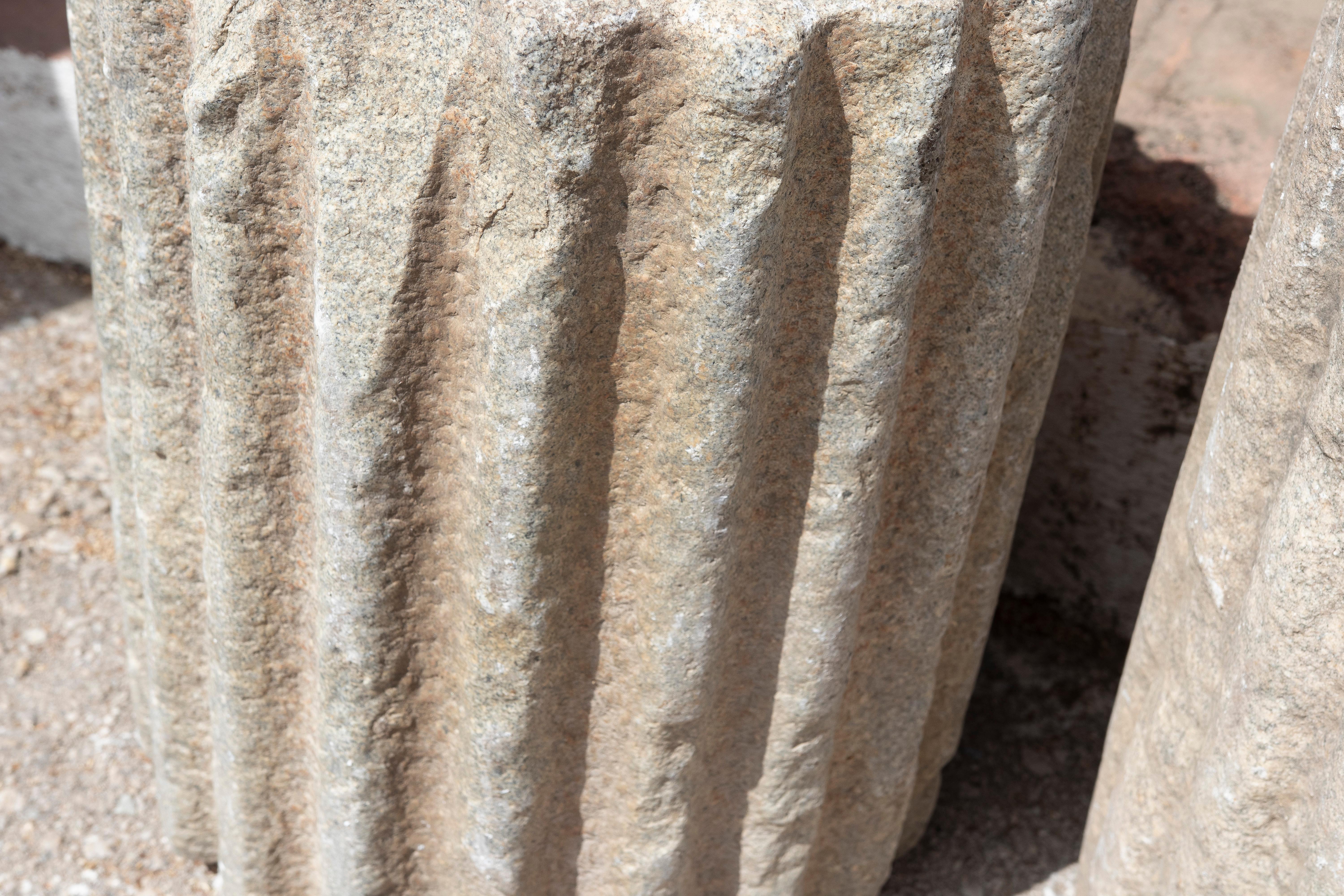 Pareja de fustes de columna estriados de piedra natural de los años 50 para decoración o soporte en venta 4