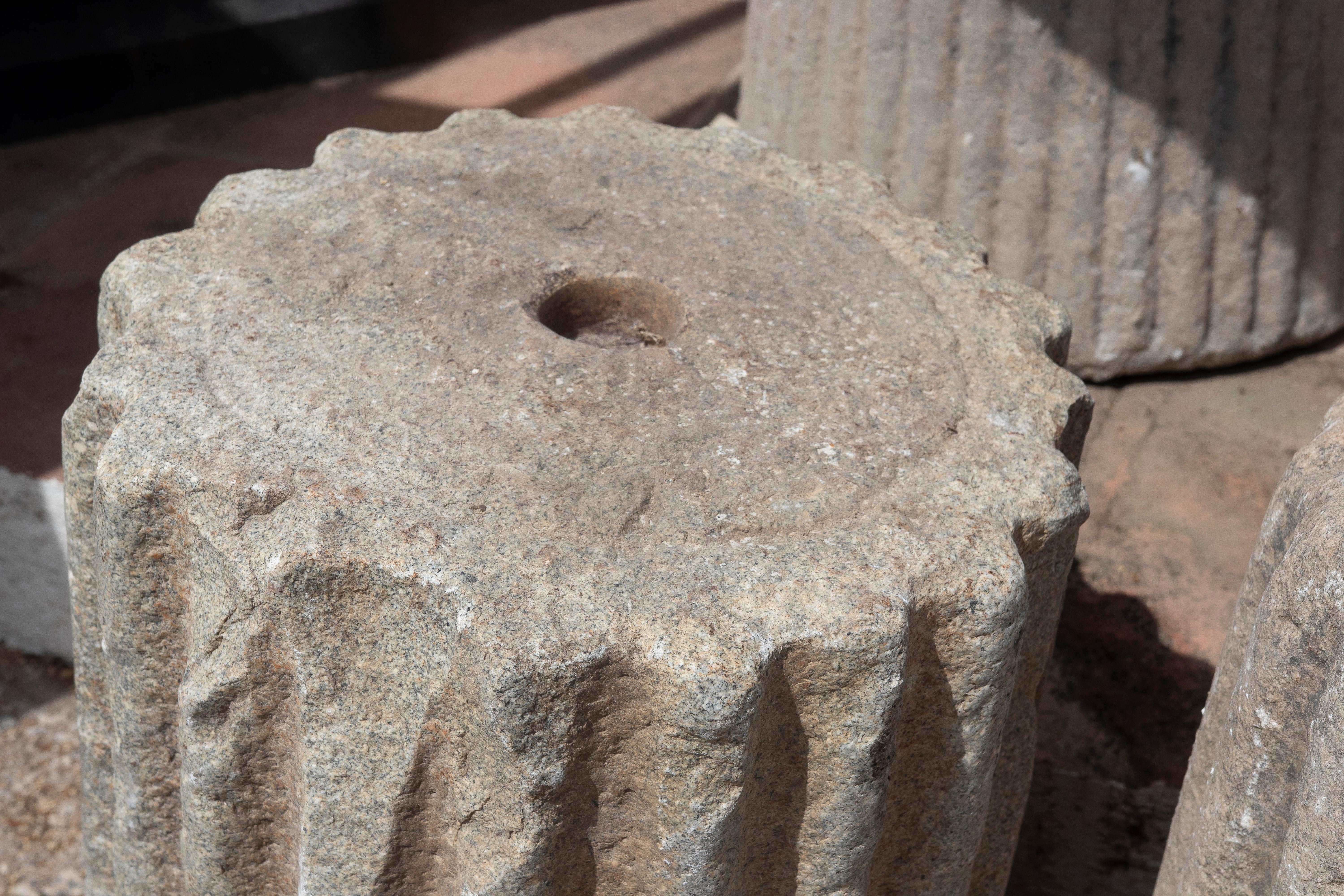 Pareja de fustes de columna estriados de piedra natural de los años 50 para decoración o soporte en venta 5