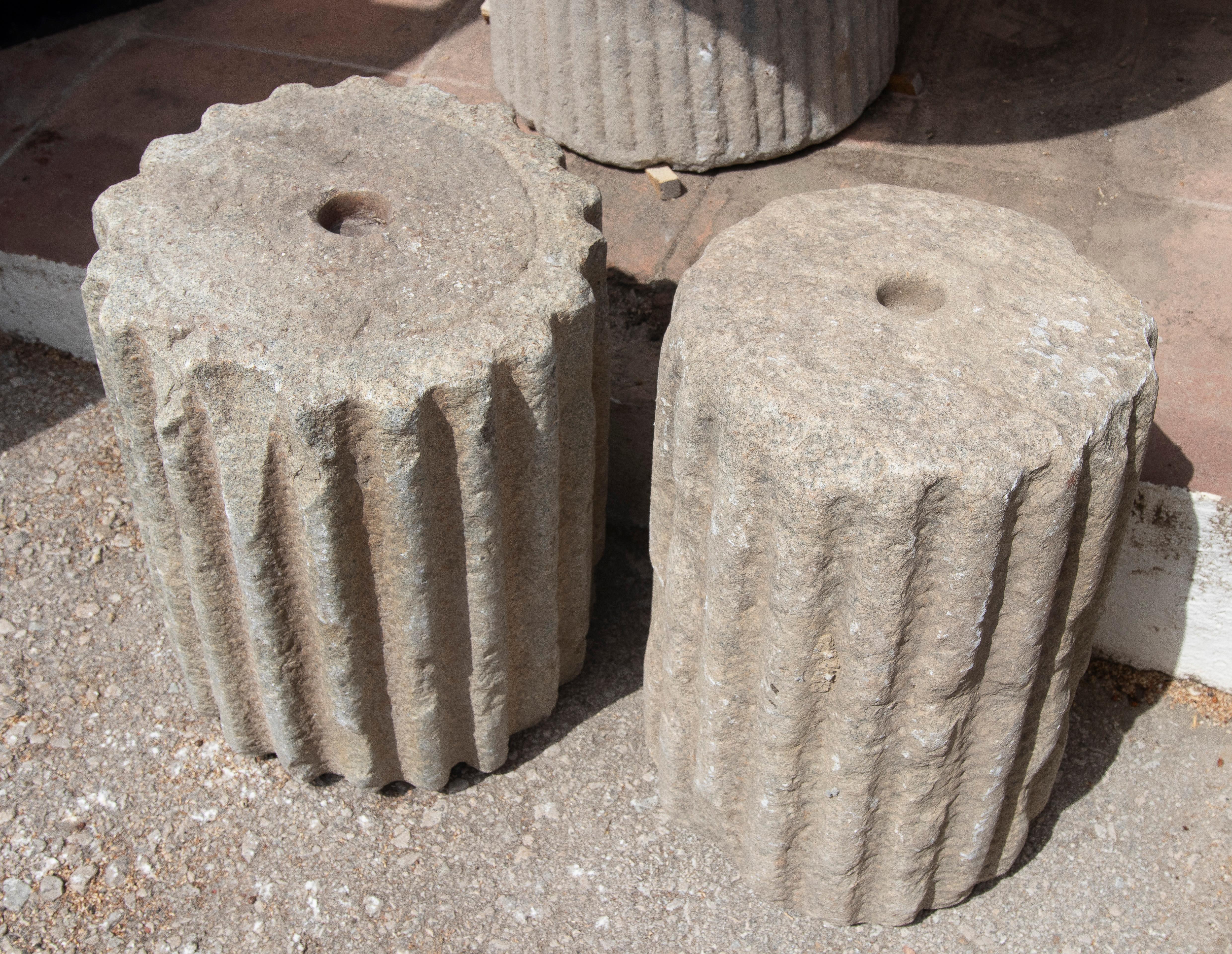 Pareja de fustes de columna estriados de piedra natural de los años 50 para decoración o soporte en venta 6