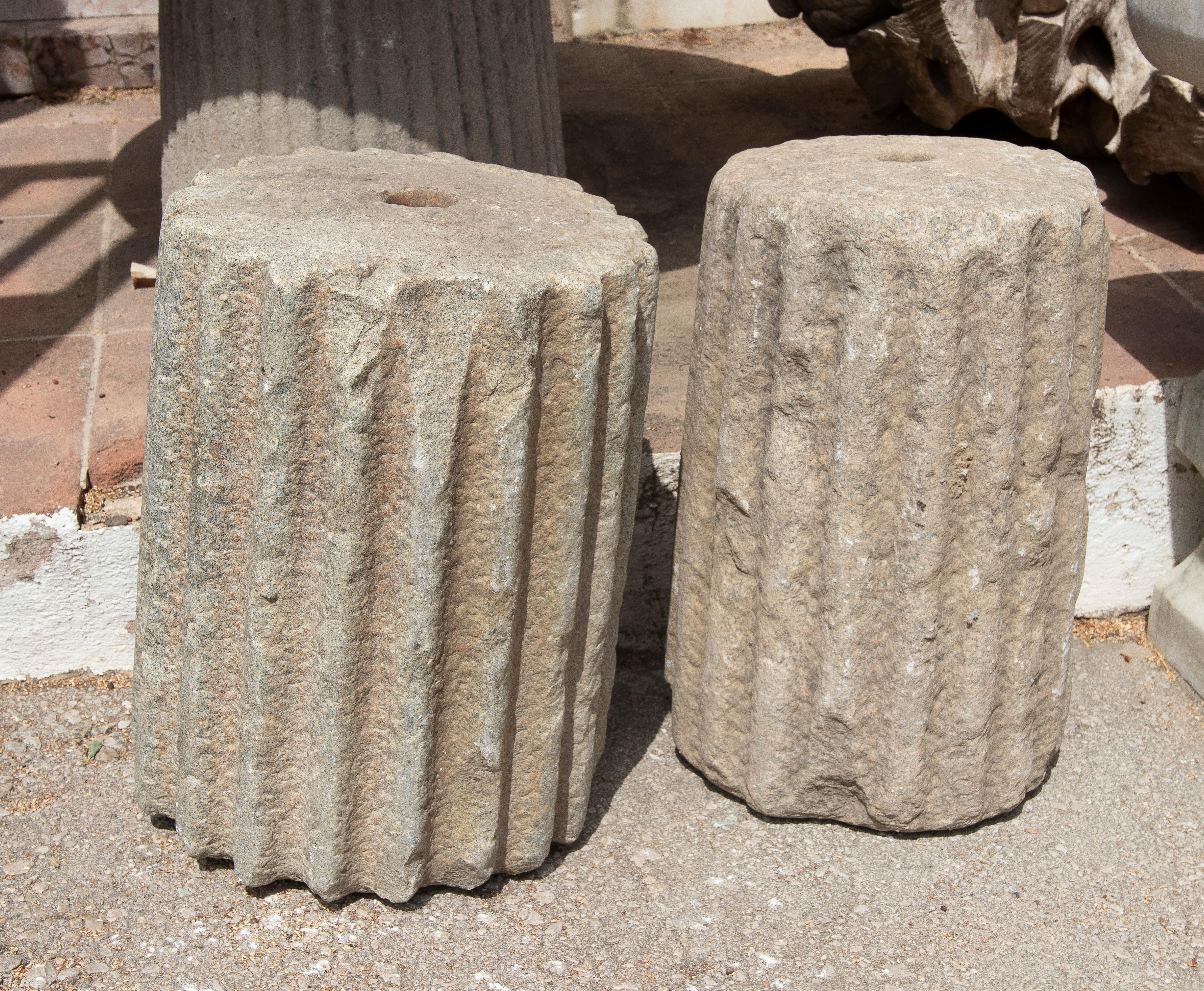 Estos fustes de columna estriados están tallados en piedra natural y presentan un diseño cilíndrico con estrías verticales que evoca el estilo clásico de la arquitectura grecorromana. Su acabado rústico y su forma robusta las convierten en piezas