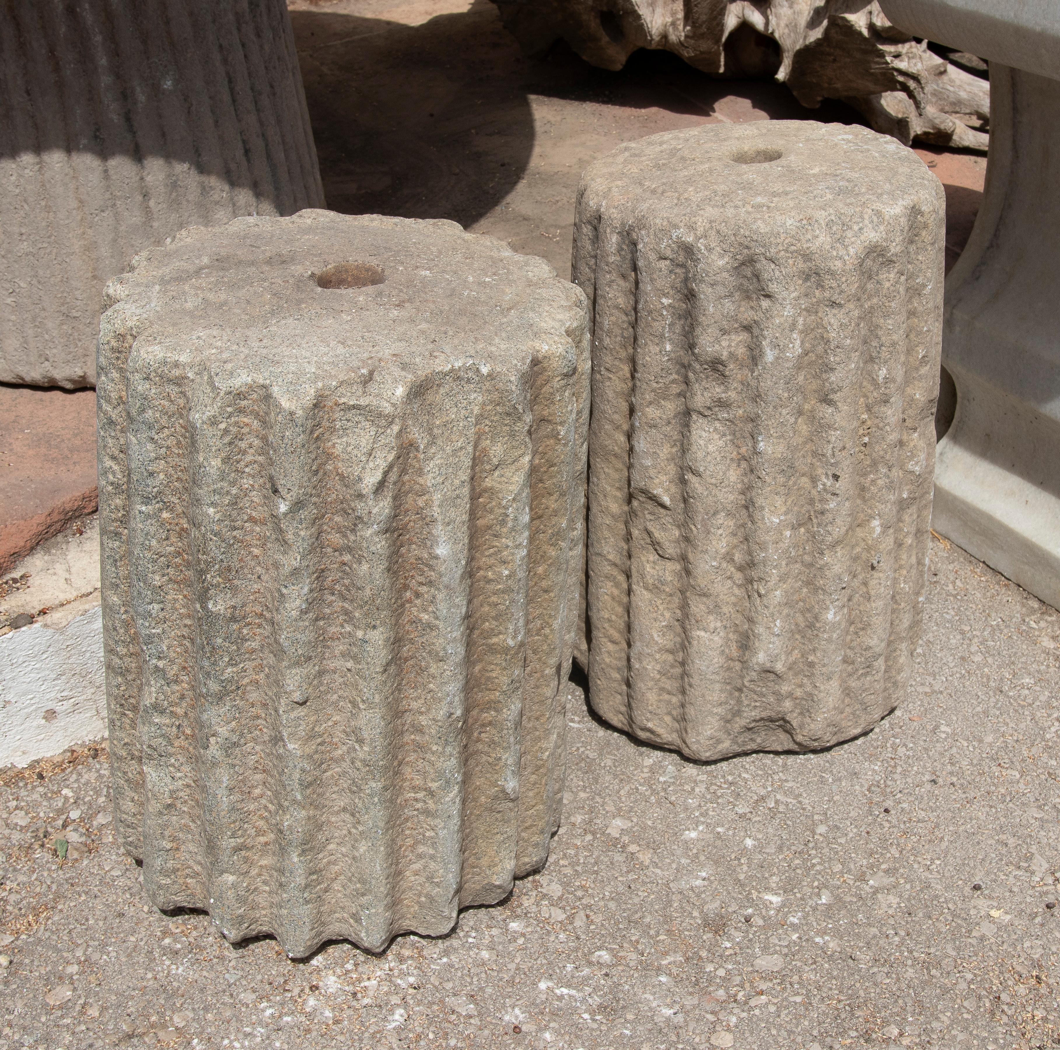 Pareja de fustes de columna estriados de piedra natural de los años 50 para decoración o soporte Europeo en venta