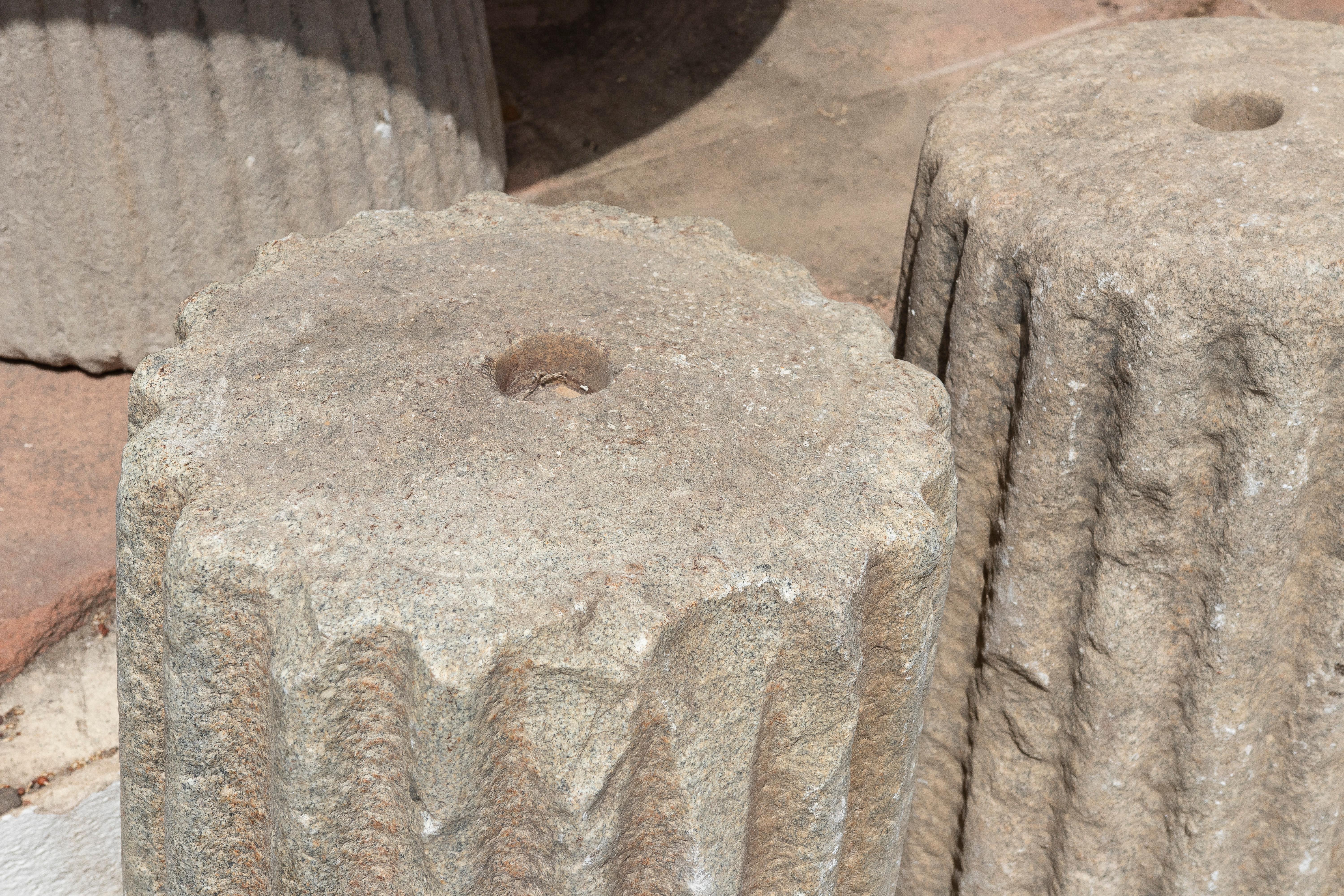 Pareja de fustes de columna estriados de piedra natural de los años 50 para decoración o soporte Tallado a mano en venta