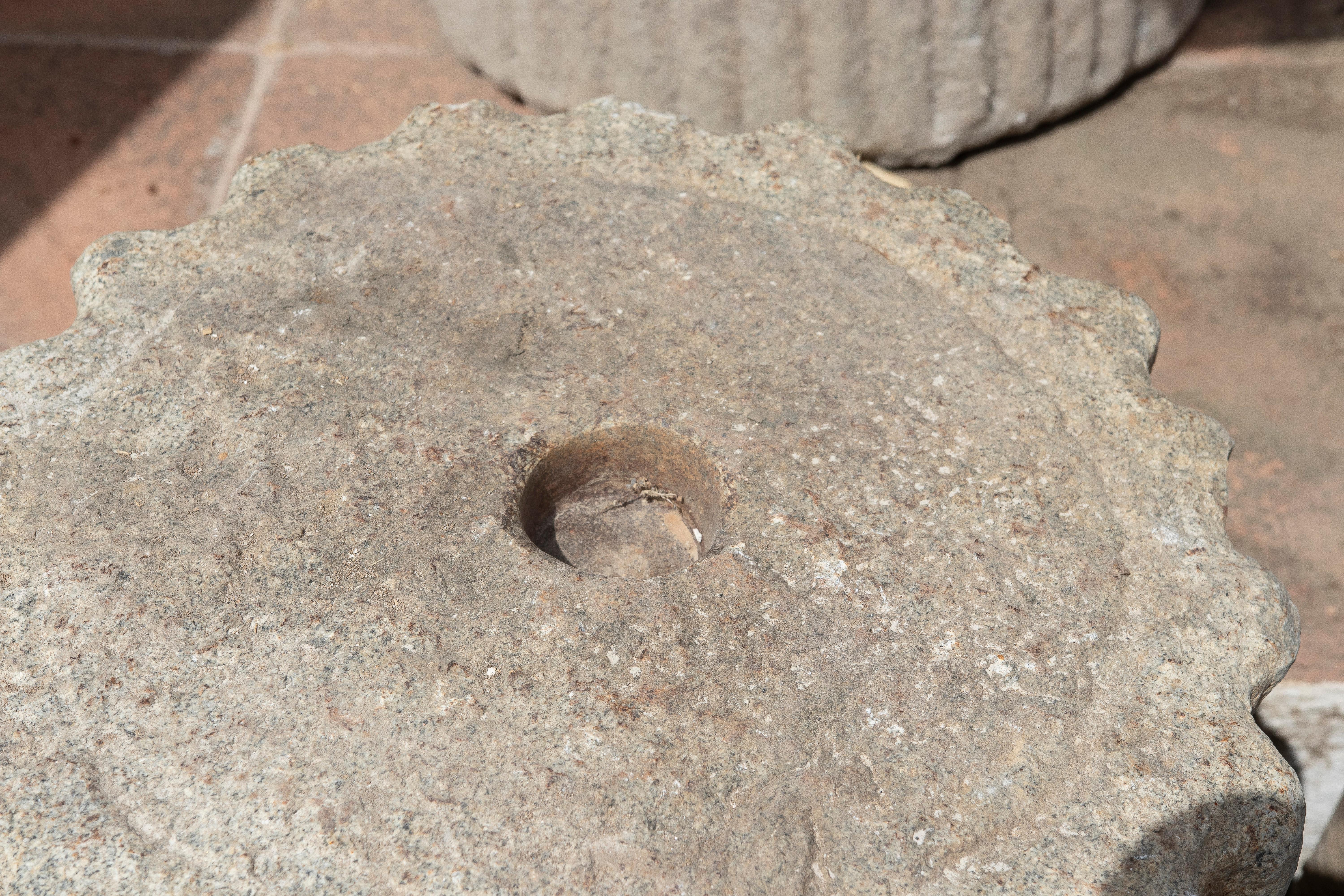 Pareja de fustes de columna estriados de piedra natural de los años 50 para decoración o soporte en Bueno estado para la venta en Marbella, ES