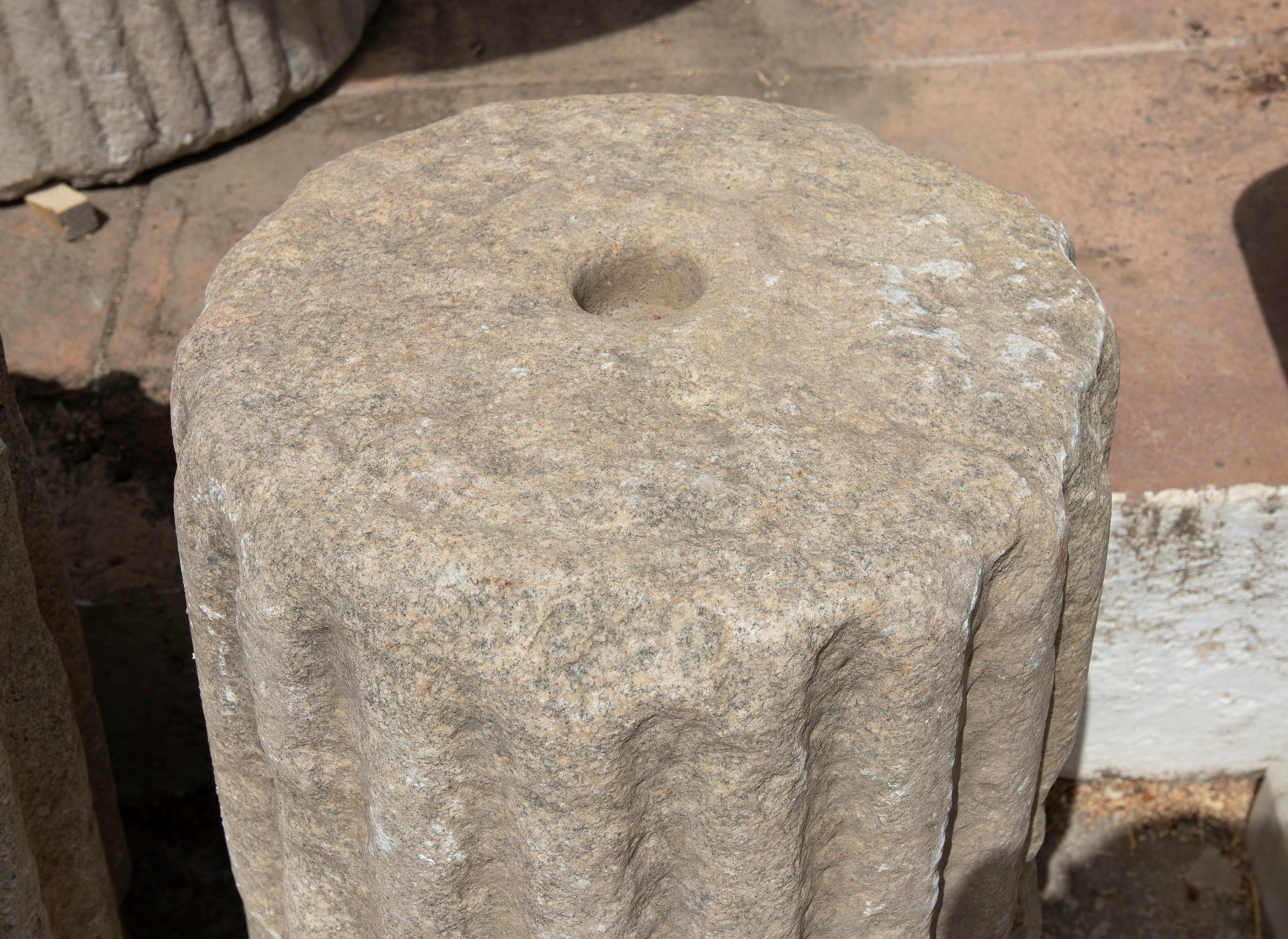 Pareja de fustes de columna estriados de piedra natural de los años 50 para decoración o soporte siglo XX en venta