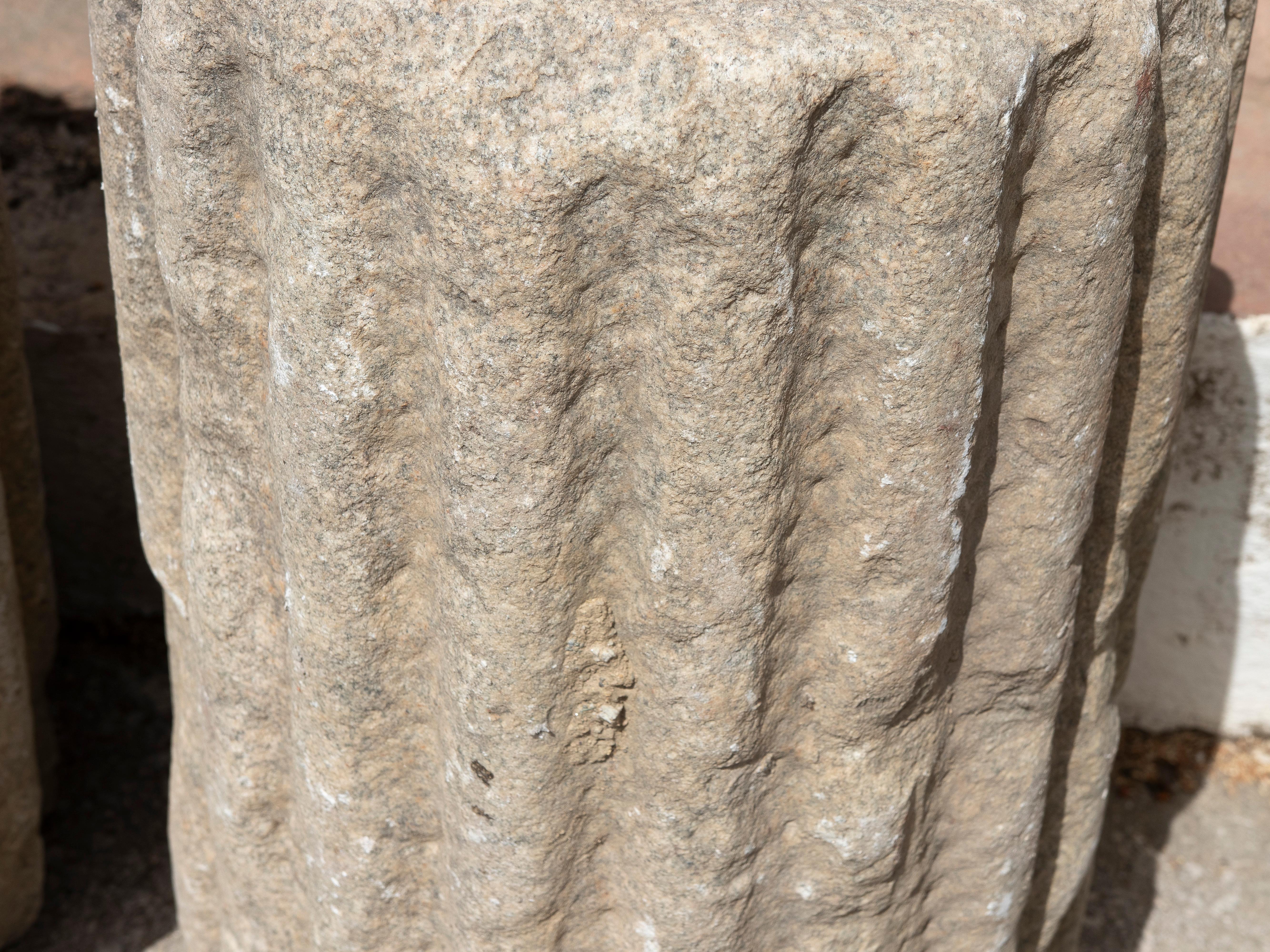 Pareja de fustes de columna estriados de piedra natural de los años 50 para decoración o soporte Piedra en venta