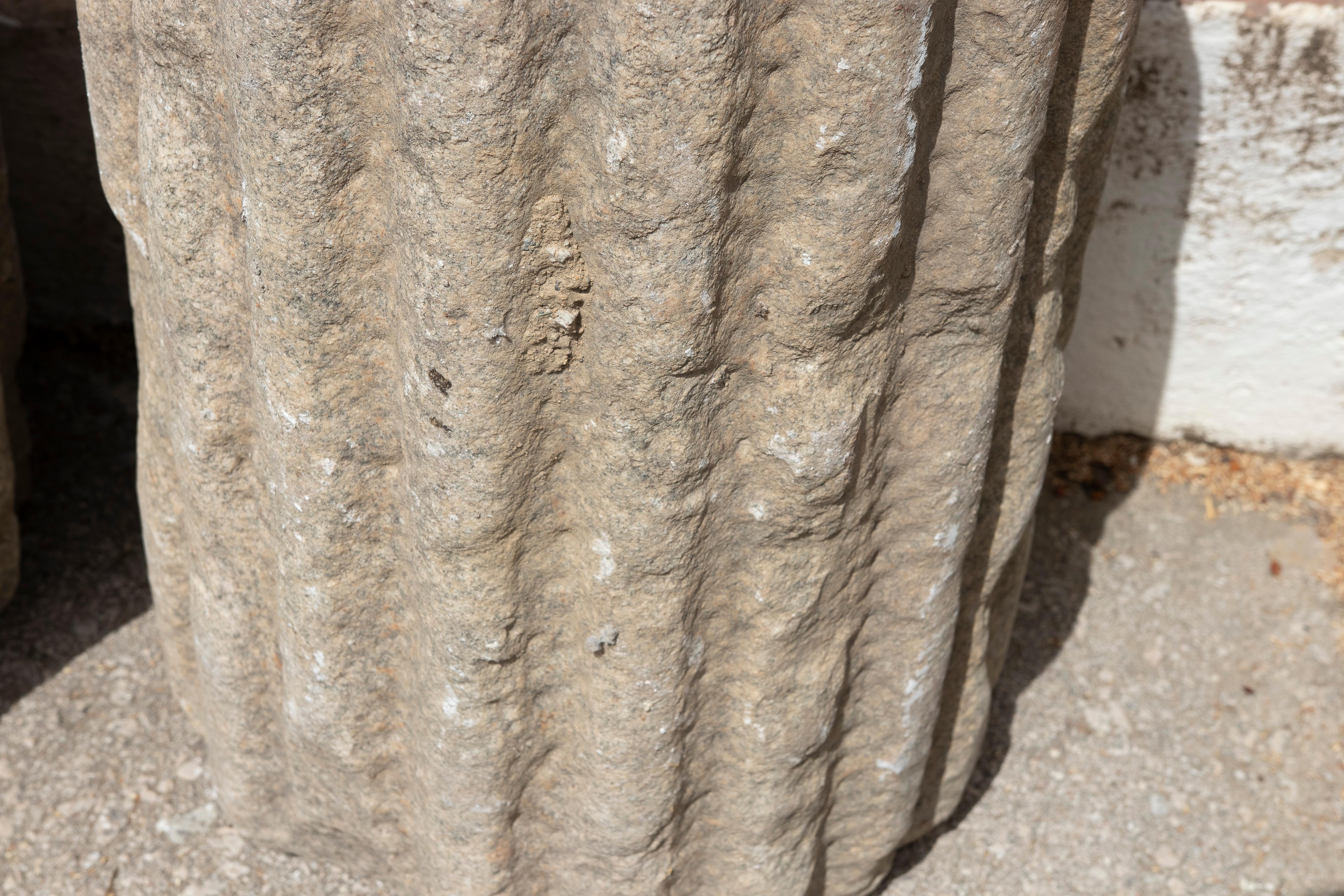 Pareja de fustes de columna estriados de piedra natural de los años 50 para decoración o soporte en venta 1