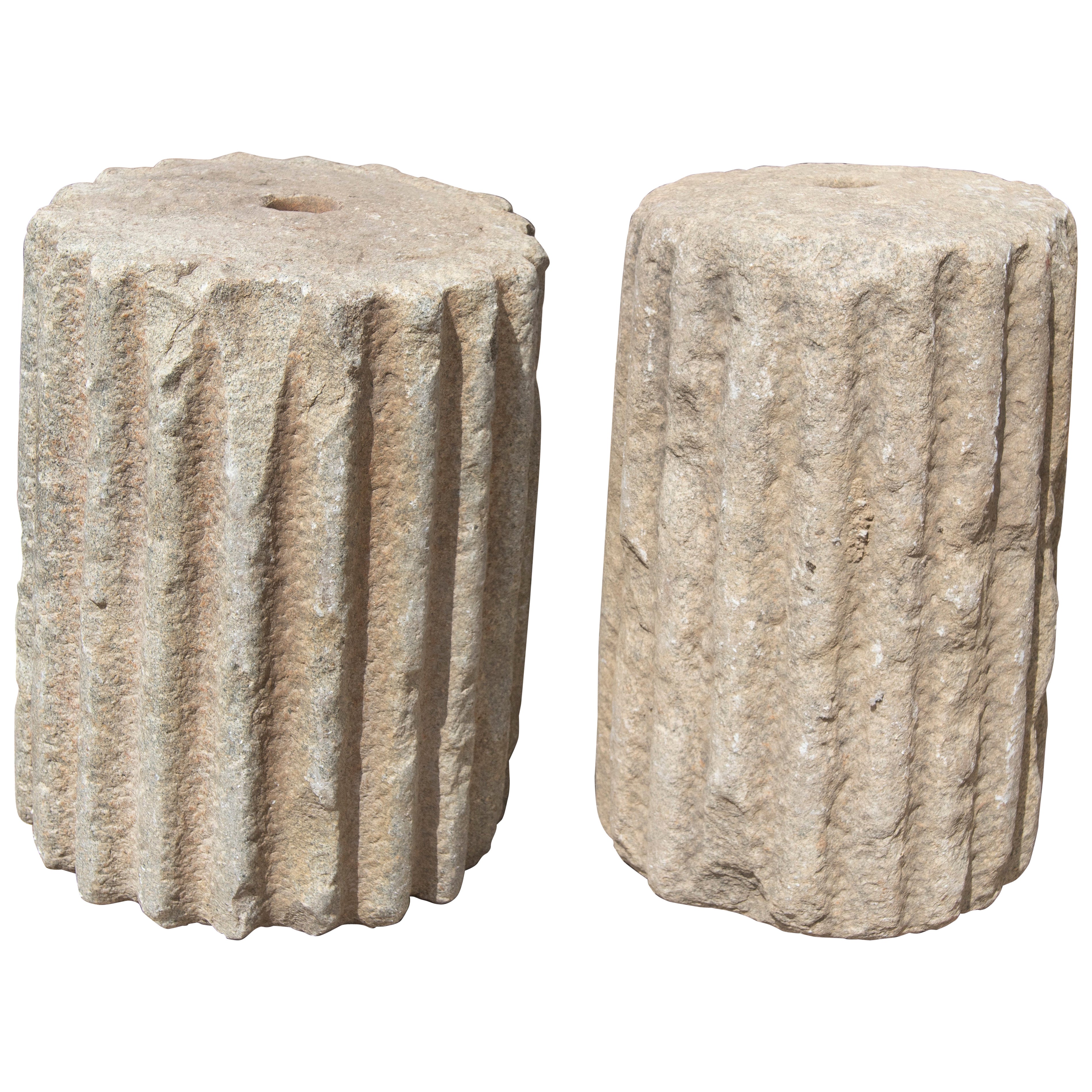 Pareja de fustes de columna estriados de piedra natural de los años 50 para decoración o soporte en venta