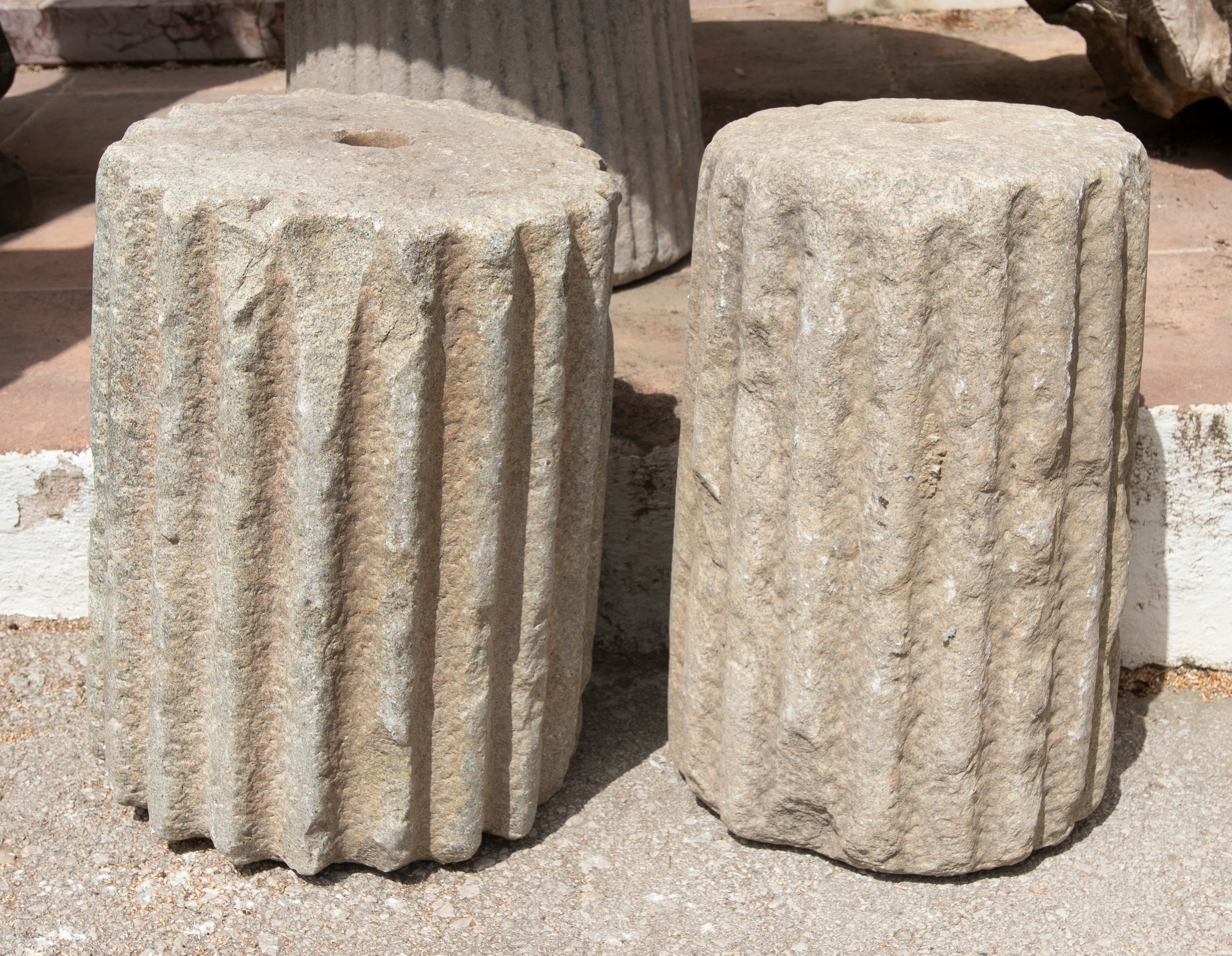 Pareja de fustes de columna estriados de piedra natural de los años 50 para decoración o soporte en venta