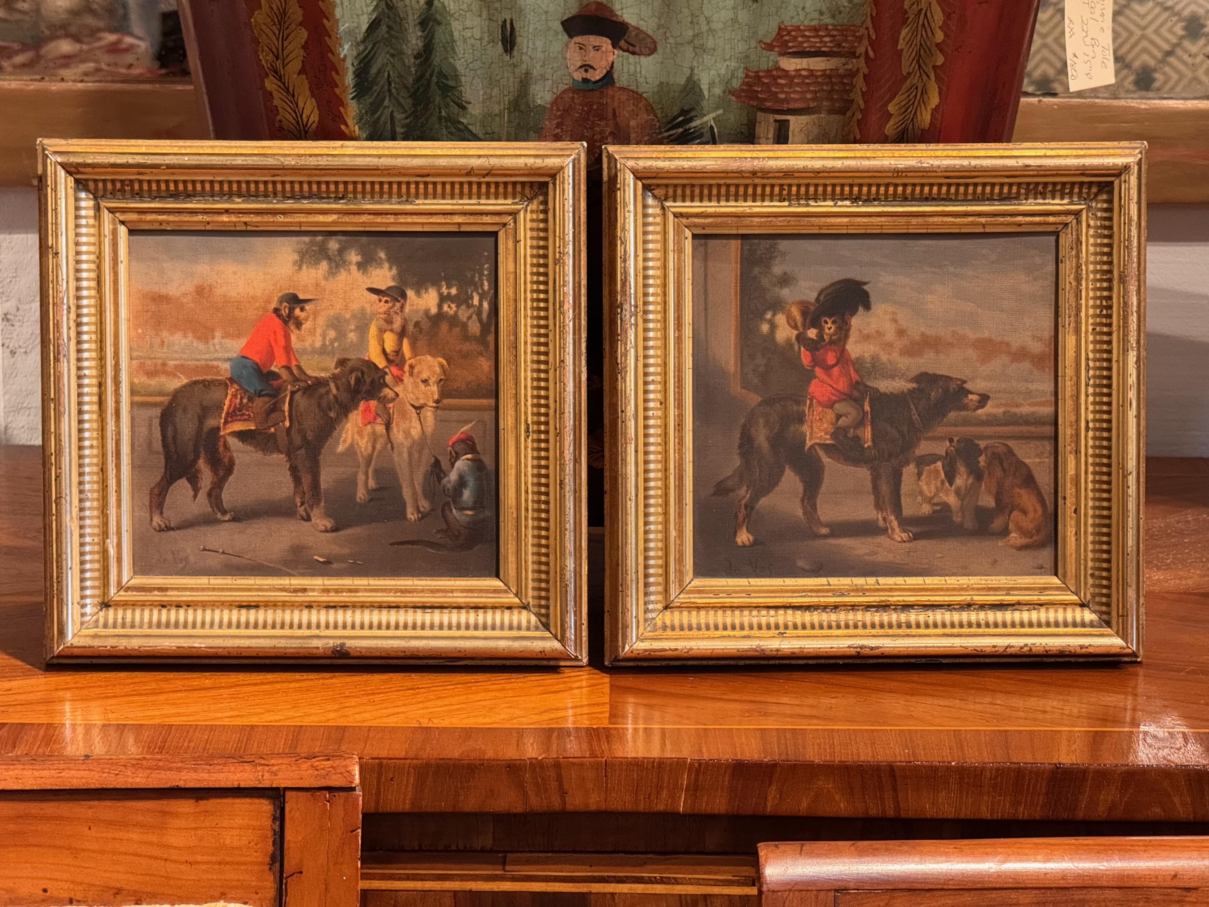 Zwei ungewöhnliche und skurrile Chromolithografien, die Affen in menschlicher Kleidung zeigen, die auf Hunden reiten und mit anderen Tieren interagieren. Jedes ist in einen zeitgenössischen gerippten Rahmen aus Goldholz eingefasst. Diese charmanten,