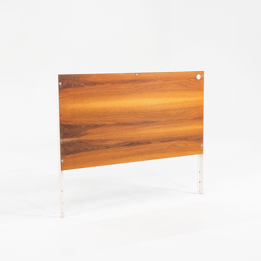 Moderne 1950s Pair of George Nelson for Herman Miller Steel Frame Twin Headboards Walnut (Paire de têtes de lit George Nelson pour Herman Miller avec cadre en acier) en vente