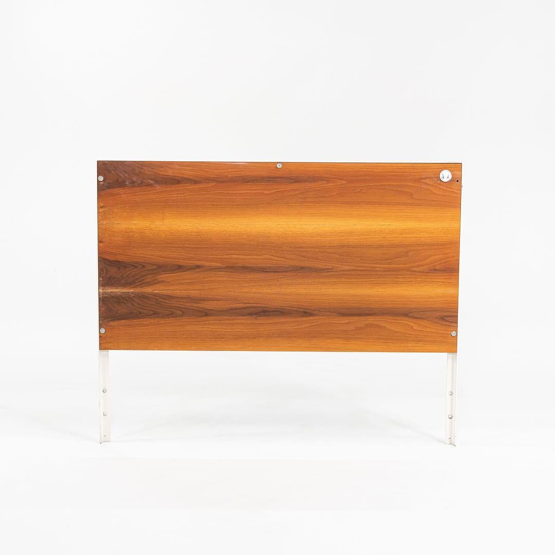 Américain 1950s Pair of George Nelson for Herman Miller Steel Frame Twin Headboards Walnut (Paire de têtes de lit George Nelson pour Herman Miller avec cadre en acier) en vente