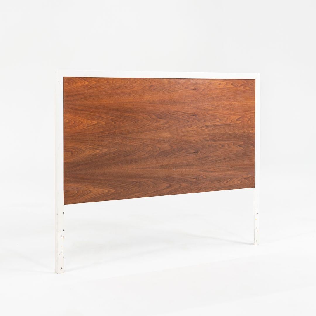 Milieu du XXe siècle 1950s Pair of George Nelson for Herman Miller Steel Frame Twin Headboards Walnut (Paire de têtes de lit George Nelson pour Herman Miller avec cadre en acier) en vente