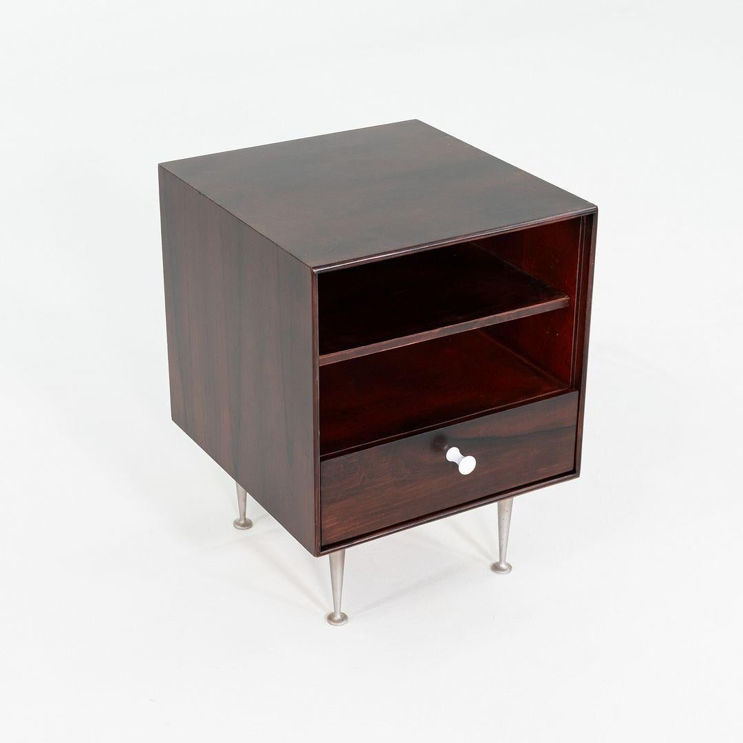 Il s'agit d'une paire de tables de nuit de la série Thin Edge, conçue par George Nelson pour Herman Miller en 1953. Ces pièces ont été produites aux États-Unis et datent des années 1950. Fabriqué en bois de rose, le coffret comporte une étagère