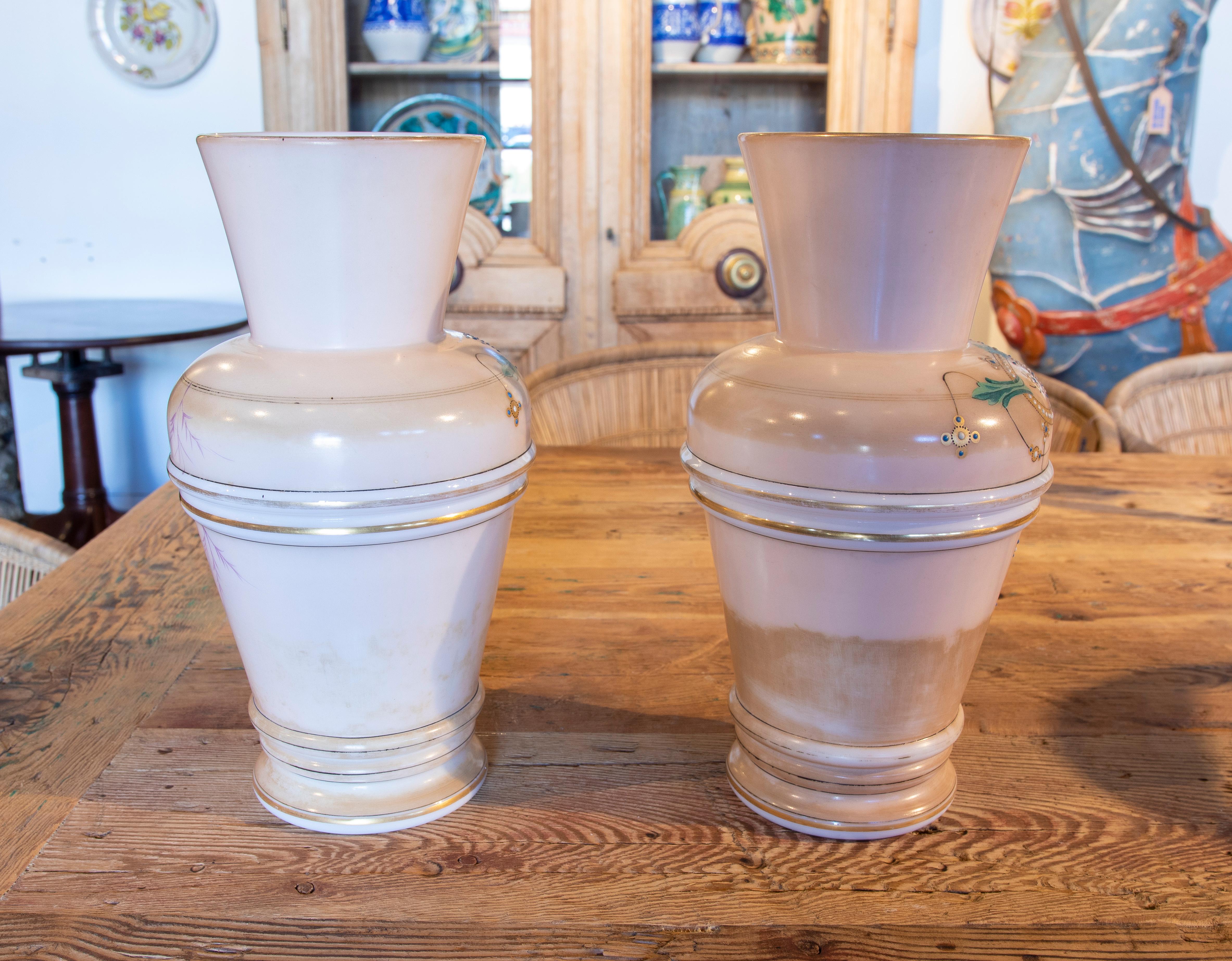 1950s Pair of Hand Painted Opaline Vases In Good Condition For Sale In Marbella, ES
