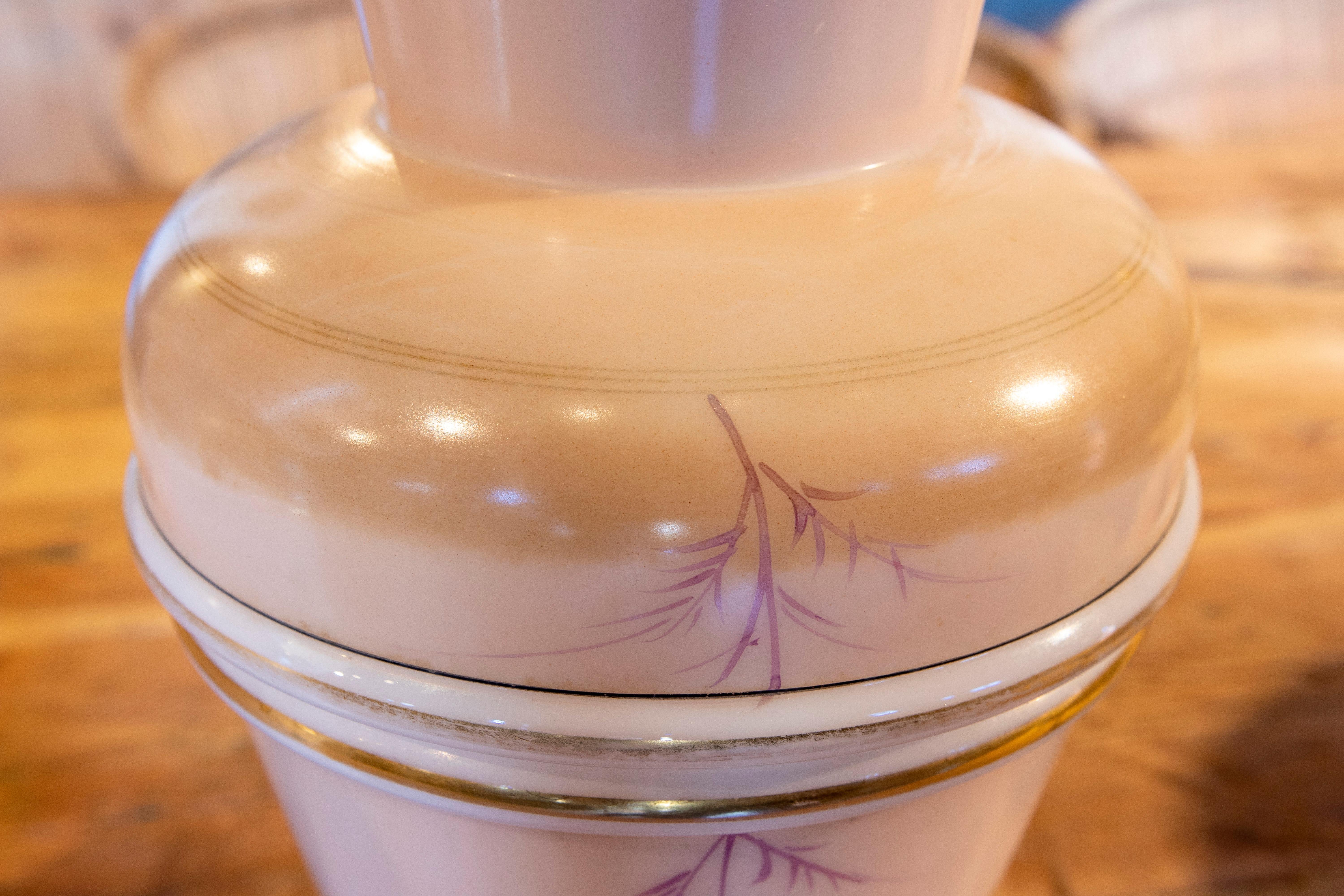 Paire de vases en opaline peints à la main des années 1950 en vente 3