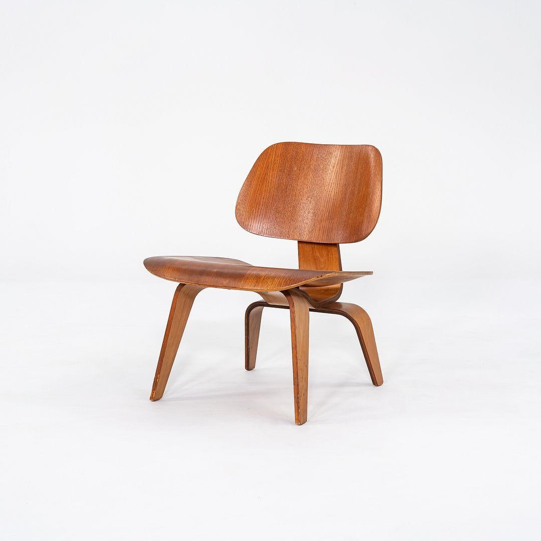 Se trata de un par de Sillas Lounge LCW, diseñadas originalmente por Ray y Charles Eames en 1948. Son los primeros ejemplares de Herman Miller y presentan el patrón de tornillos 5-2-4, que data de la década de 1950. Las sillas son de fresno calicó,