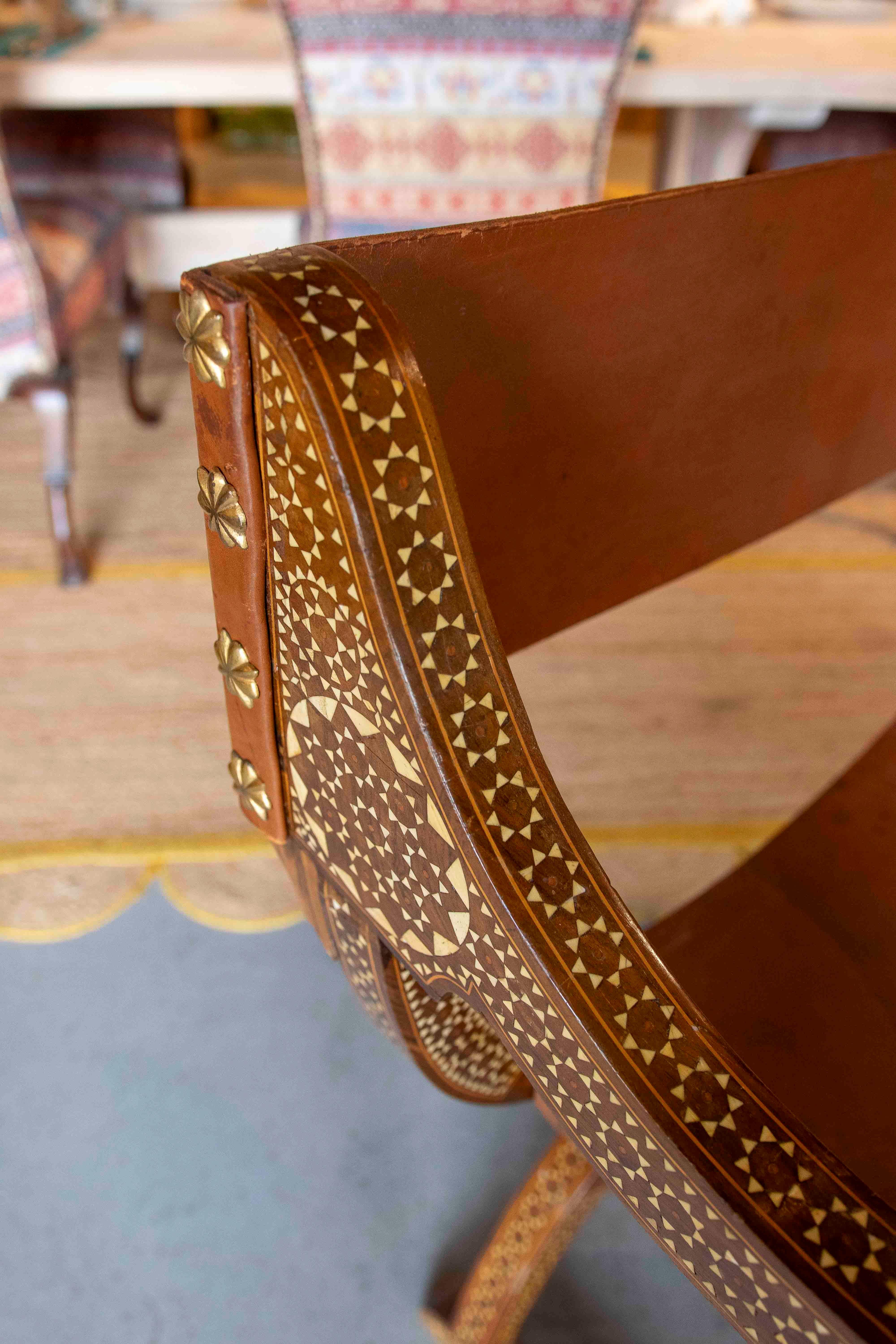 1950s Paire de chaises Curule Hispano-Mauresques avec incrustations et siège en cuir en vente 4