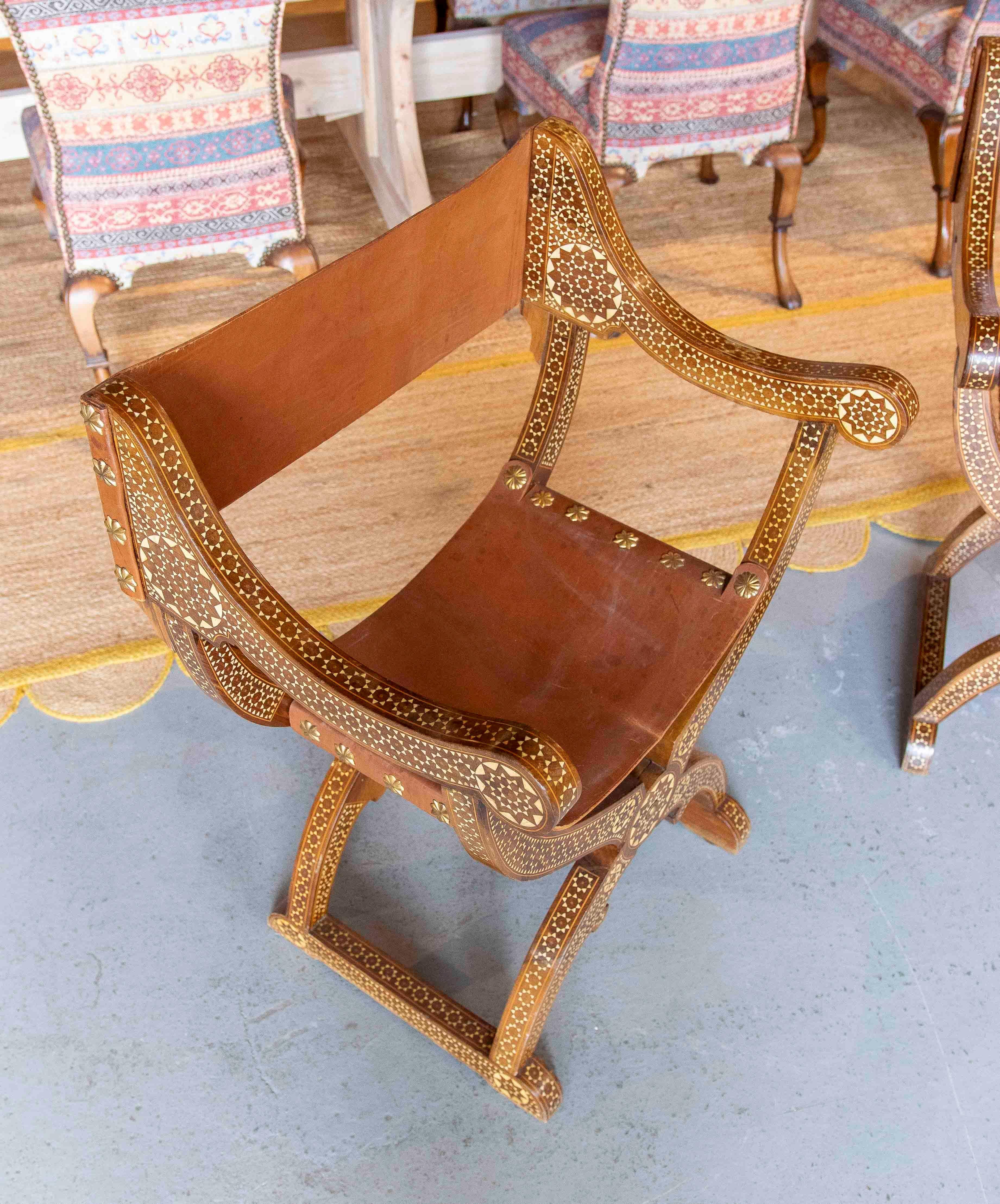 1950s Paire de chaises Curule Hispano-Mauresques avec incrustations et siège en cuir en vente 5