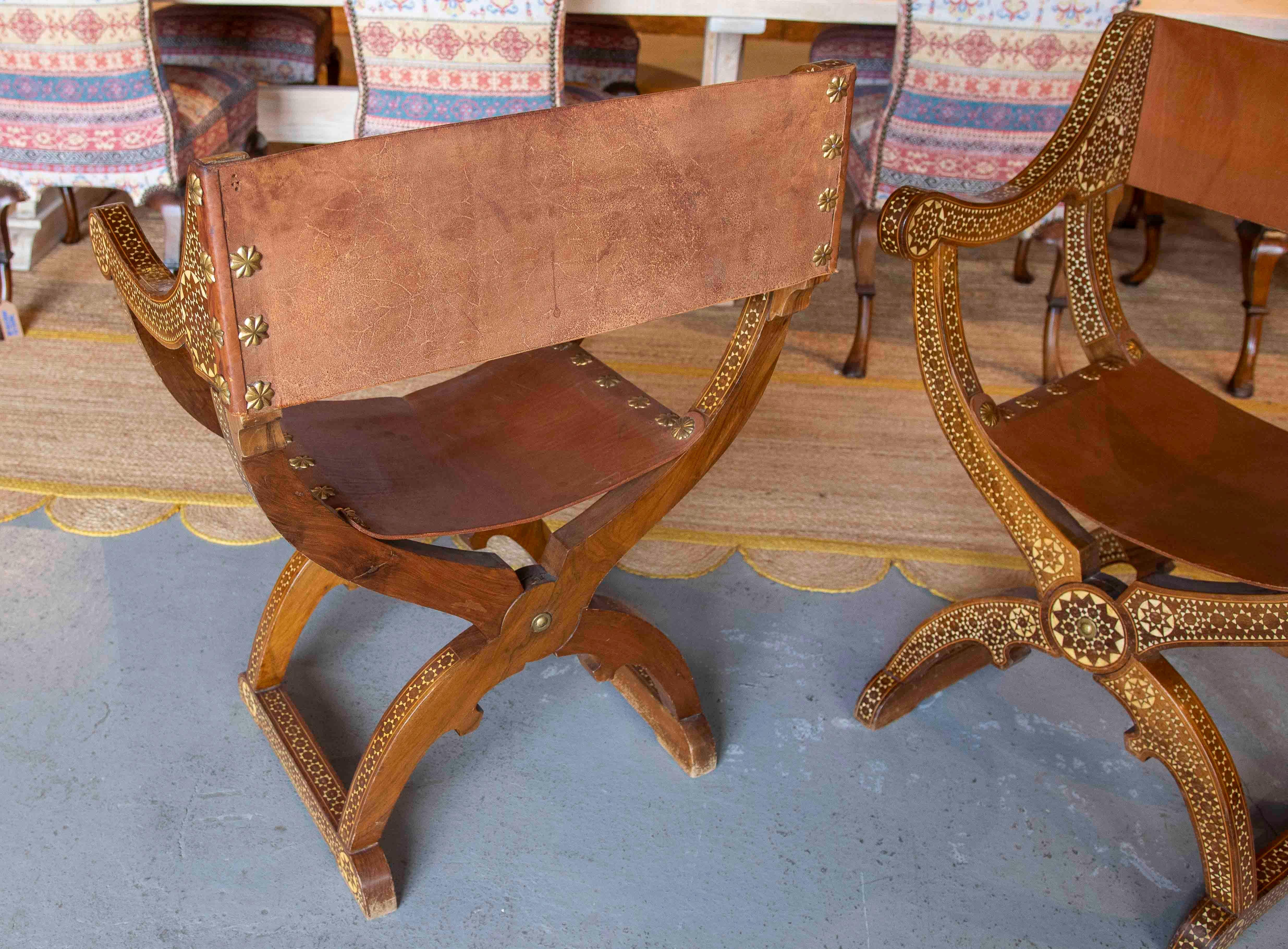 1950s Paire de chaises Curule Hispano-Mauresques avec incrustations et siège en cuir en vente 6