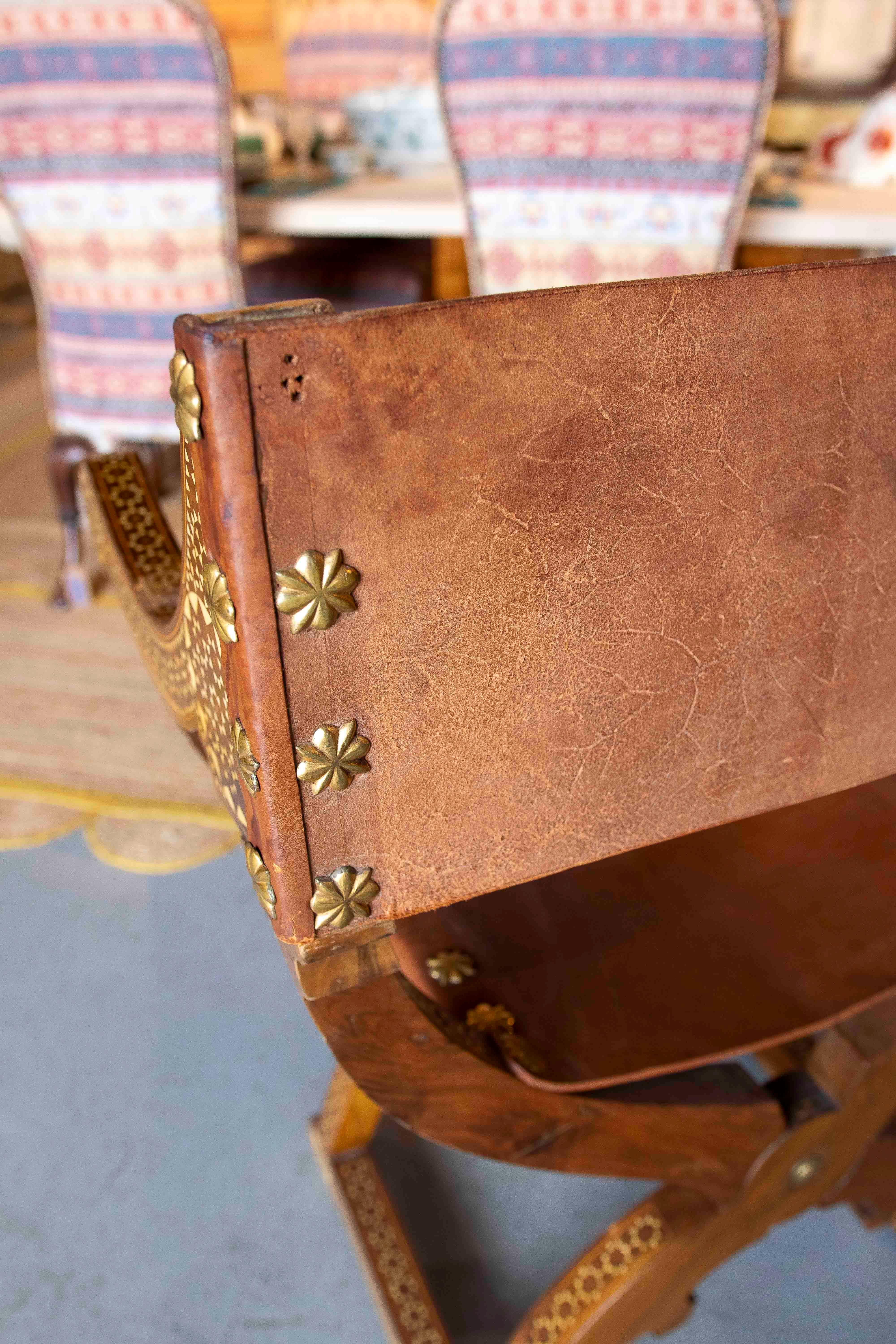1950s Paire de chaises Curule Hispano-Mauresques avec incrustations et siège en cuir en vente 7
