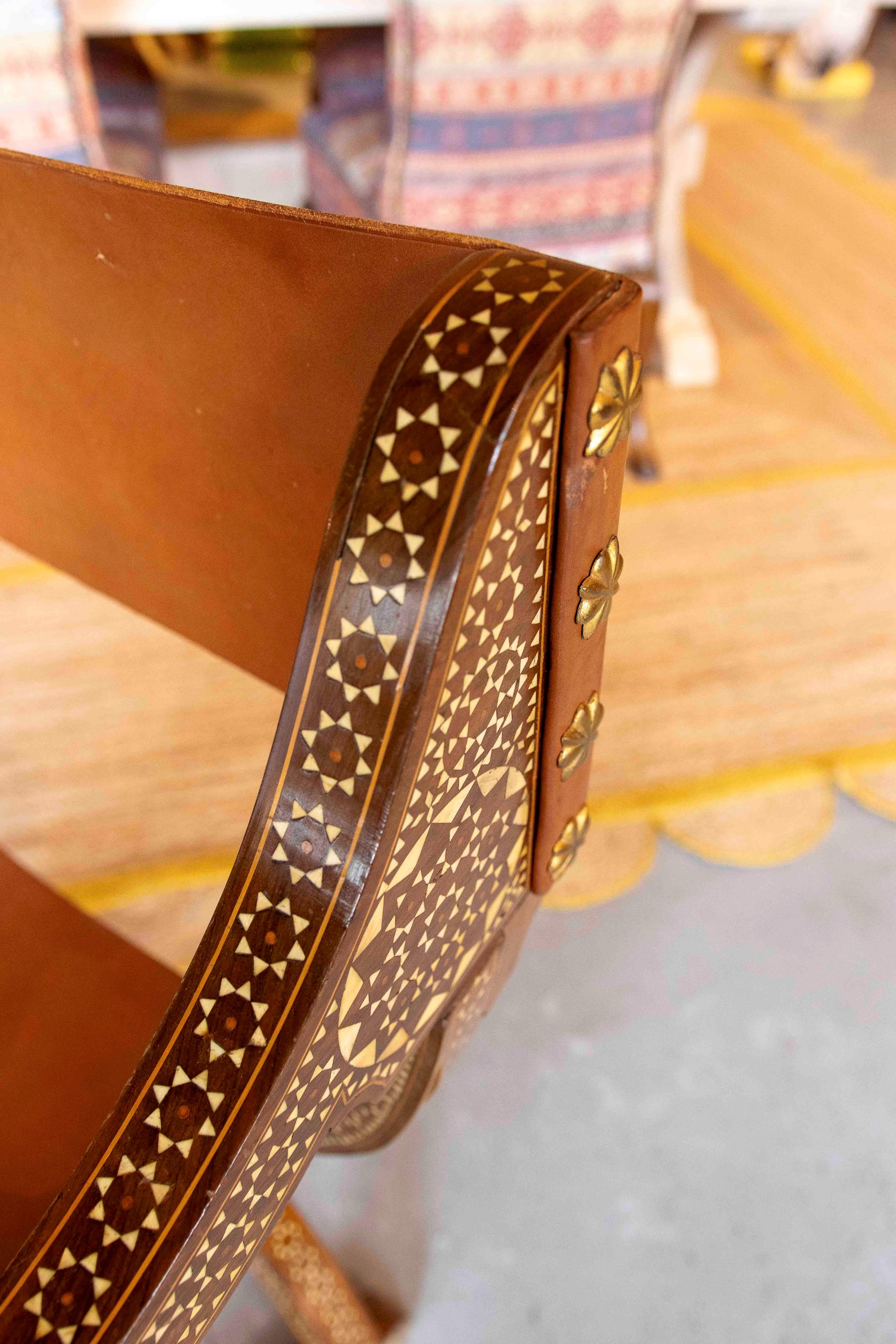 1950s Paire de chaises Curule Hispano-Mauresques avec incrustations et siège en cuir en vente 8