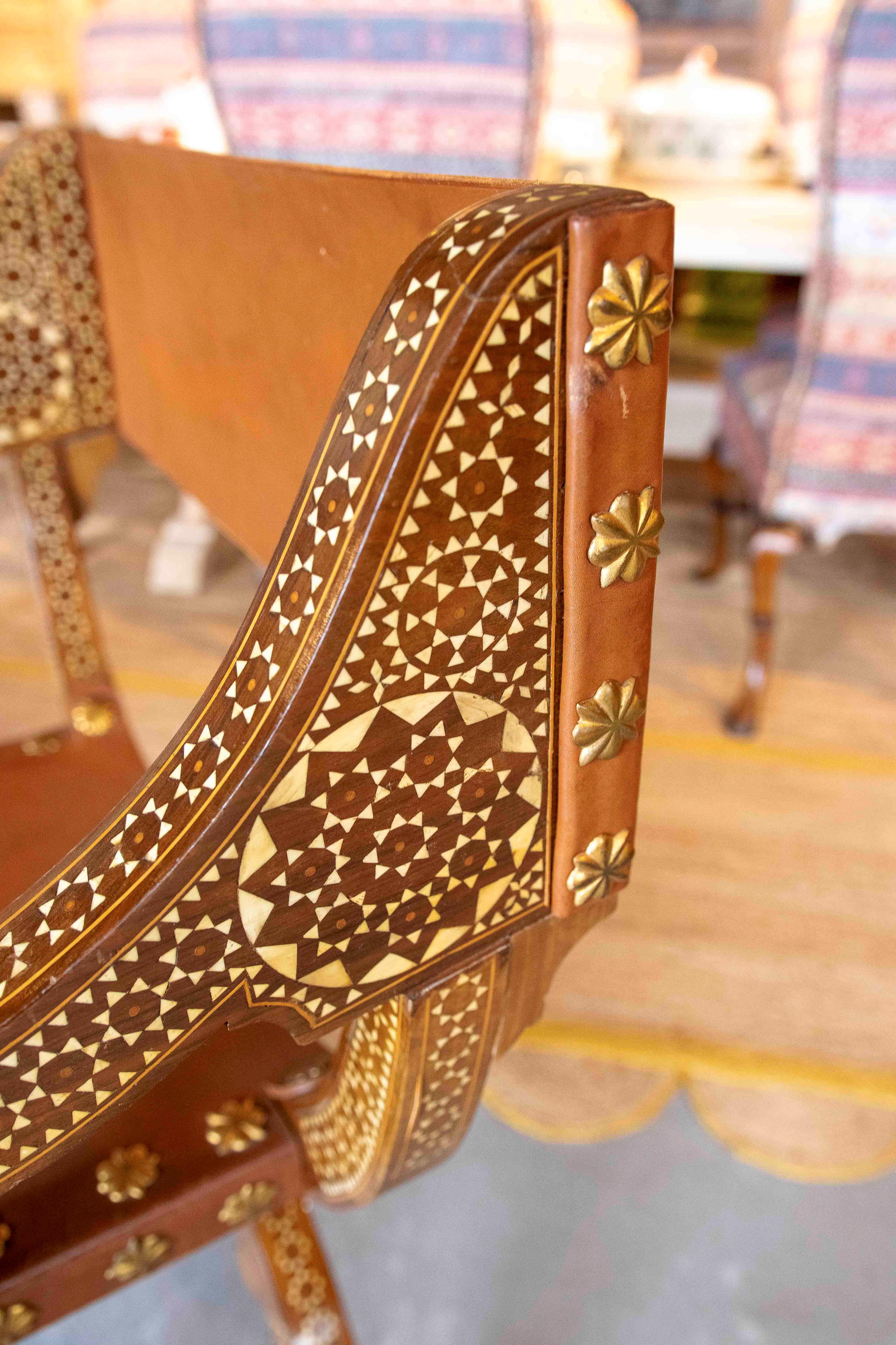 1950s Paire de chaises Curule Hispano-Mauresques avec incrustations et siège en cuir en vente 9
