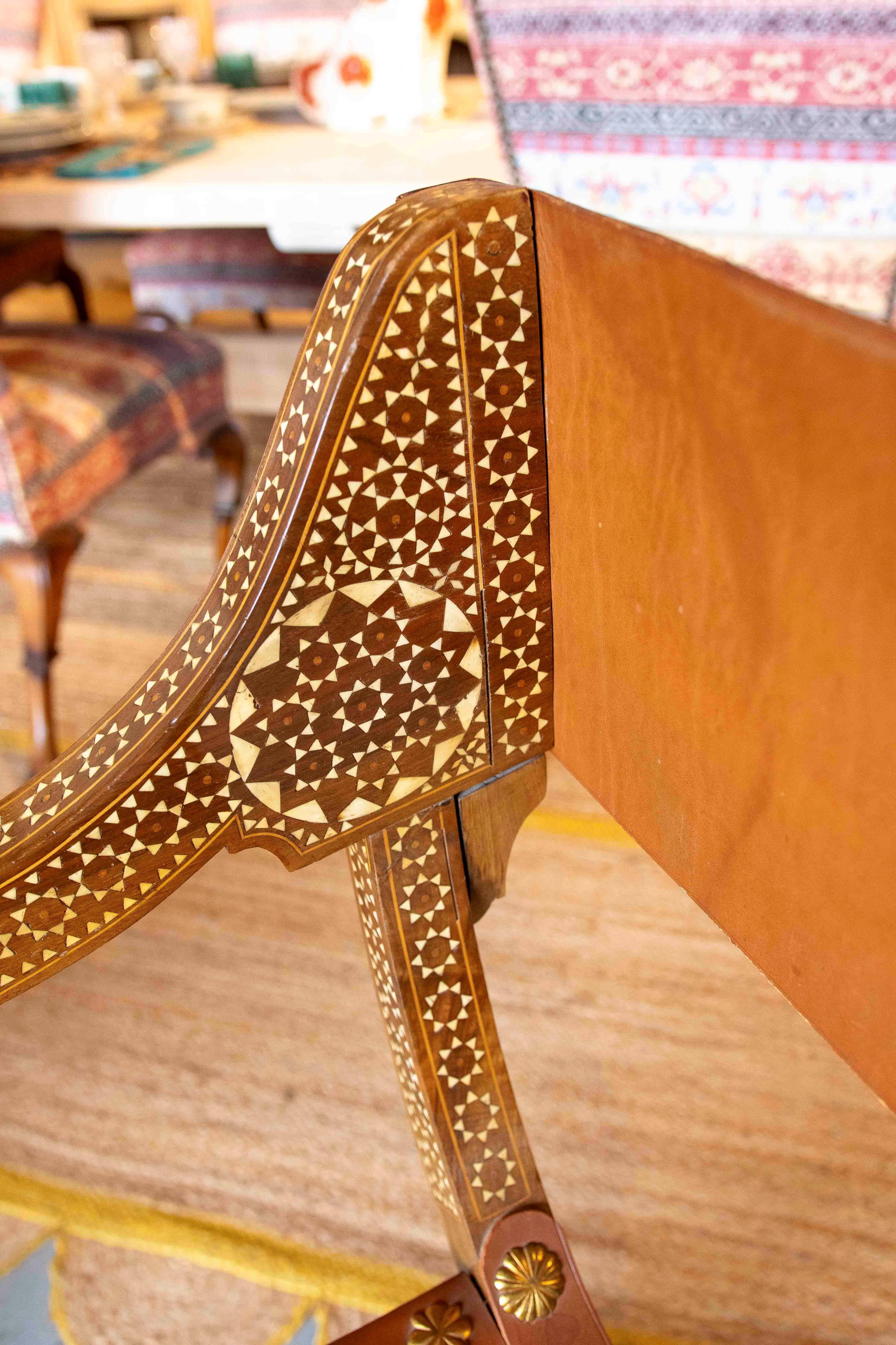 1950s Paire de chaises Curule Hispano-Mauresques avec incrustations et siège en cuir en vente 10