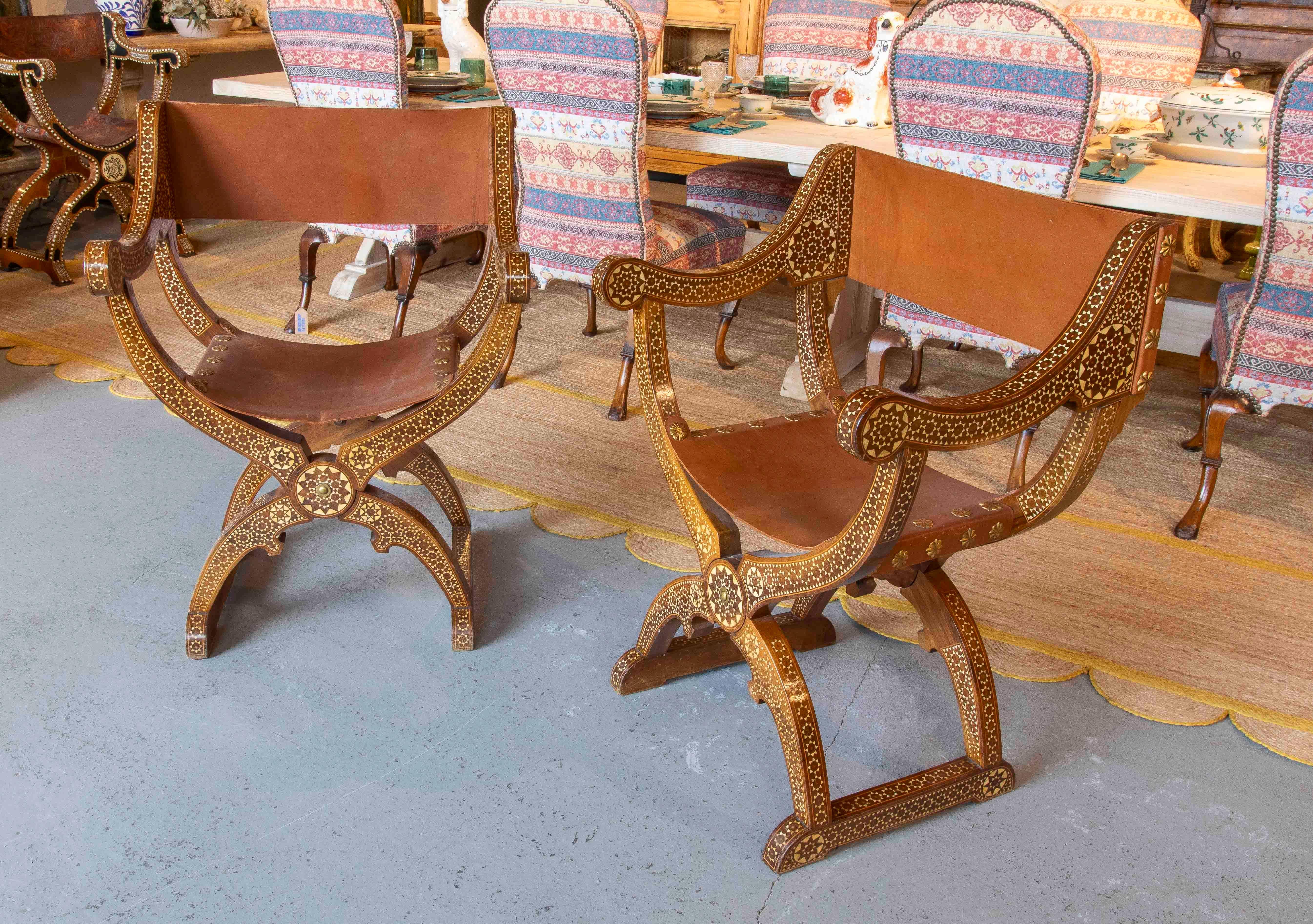 Européen 1950s Paire de chaises Curule Hispano-Mauresques avec incrustations et siège en cuir en vente