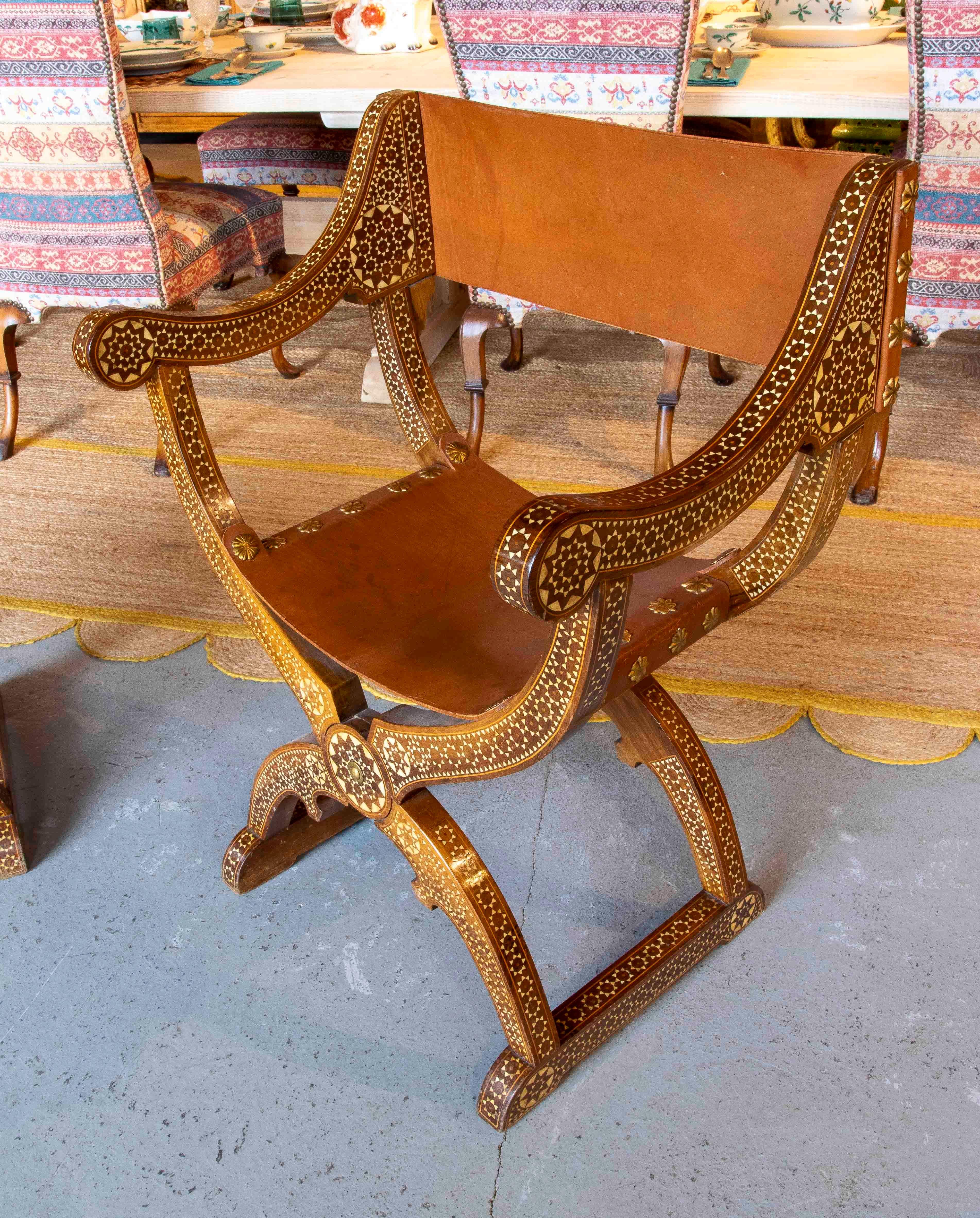 1950s Paire de chaises Curule Hispano-Mauresques avec incrustations et siège en cuir Bon état - En vente à Marbella, ES