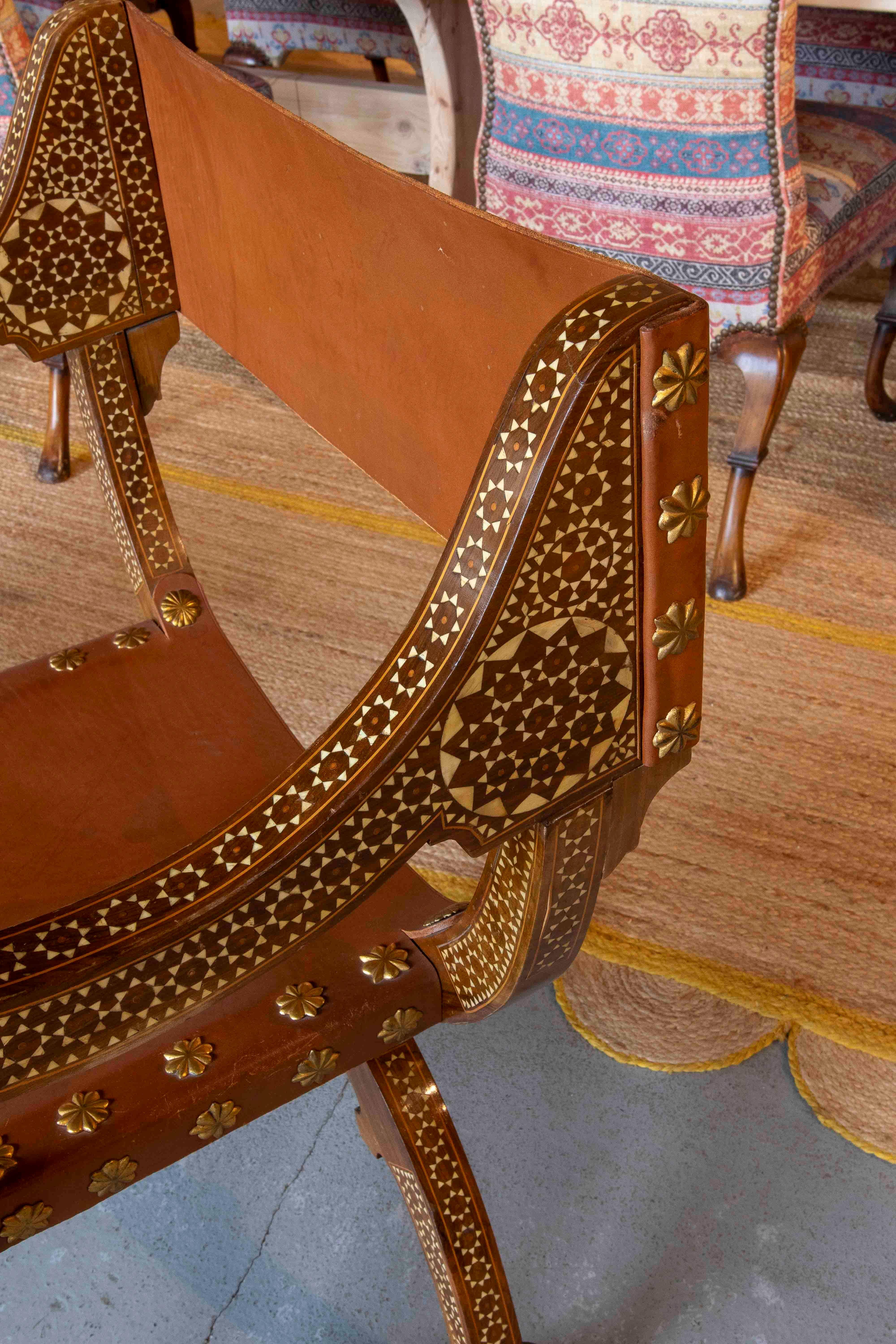 20ième siècle 1950s Paire de chaises Curule Hispano-Mauresques avec incrustations et siège en cuir en vente